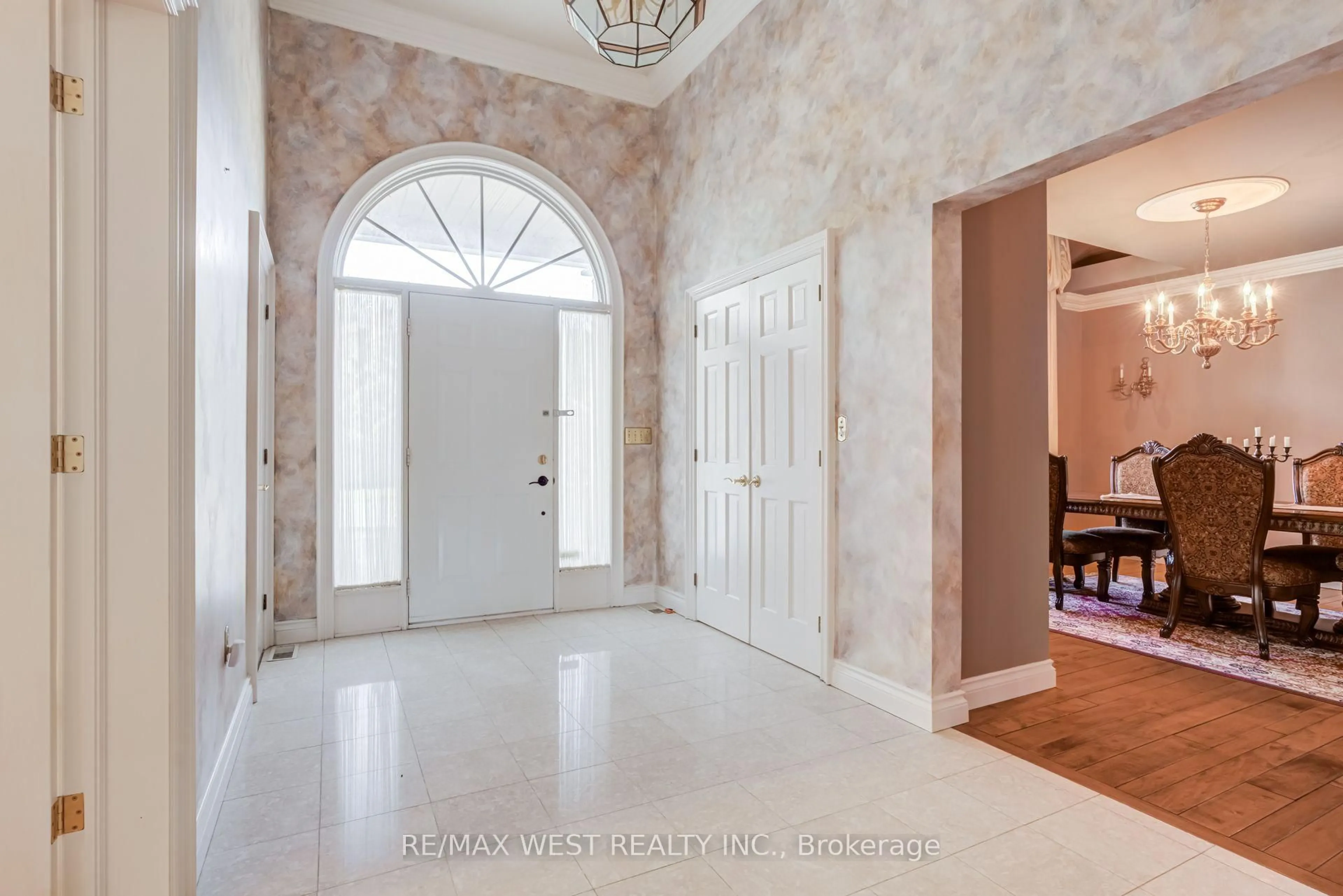 Indoor entryway for 54 Lynndale Rd, Norfolk Ontario N3Y 1Z9