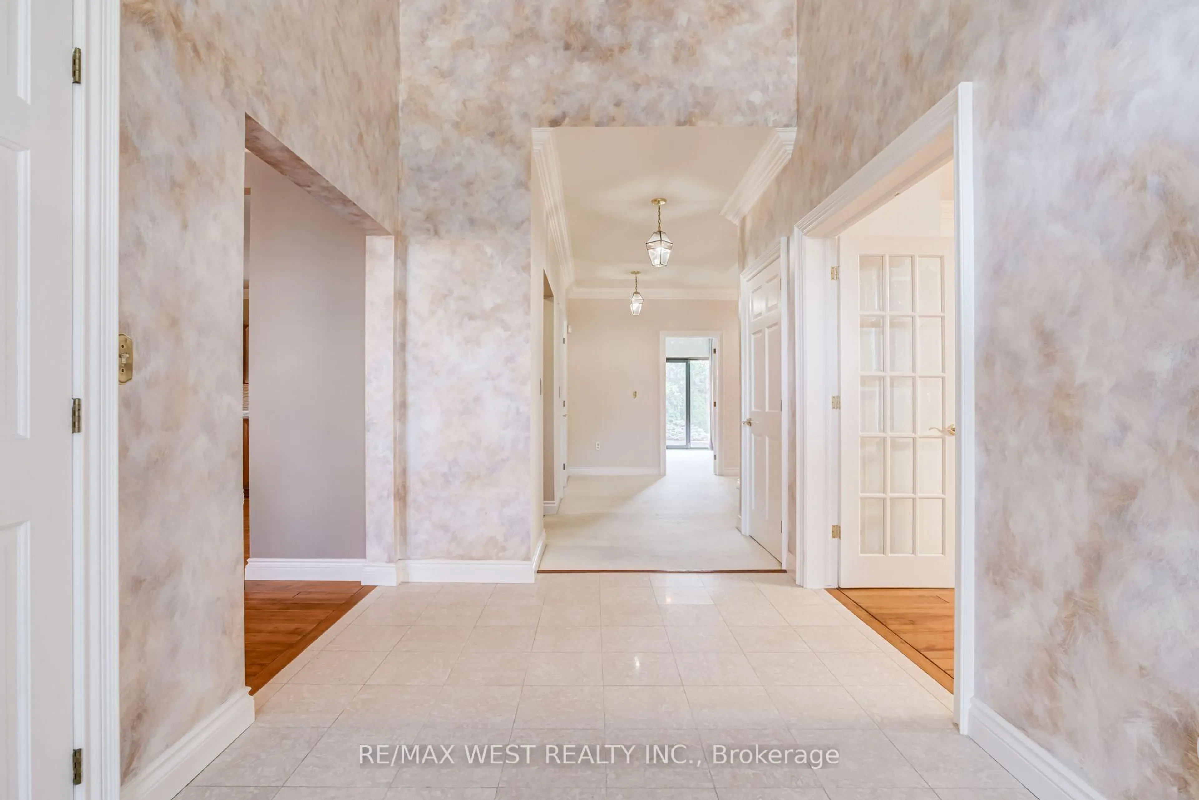 Indoor entryway for 54 Lynndale Rd, Norfolk Ontario N3Y 1Z9
