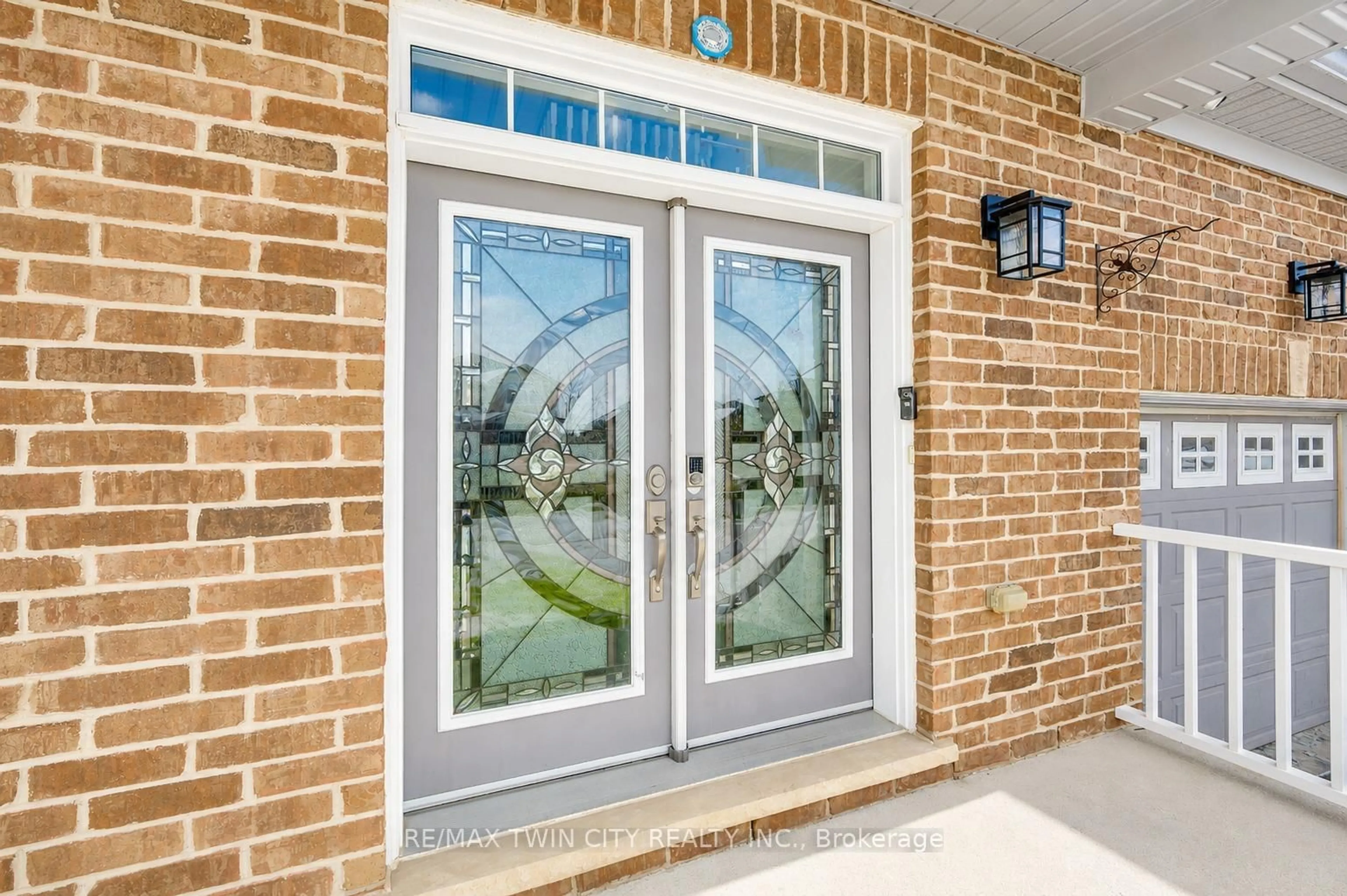 Indoor entryway for 498 Thomas Slee Dr, Kitchener Ontario N2P 2Y1