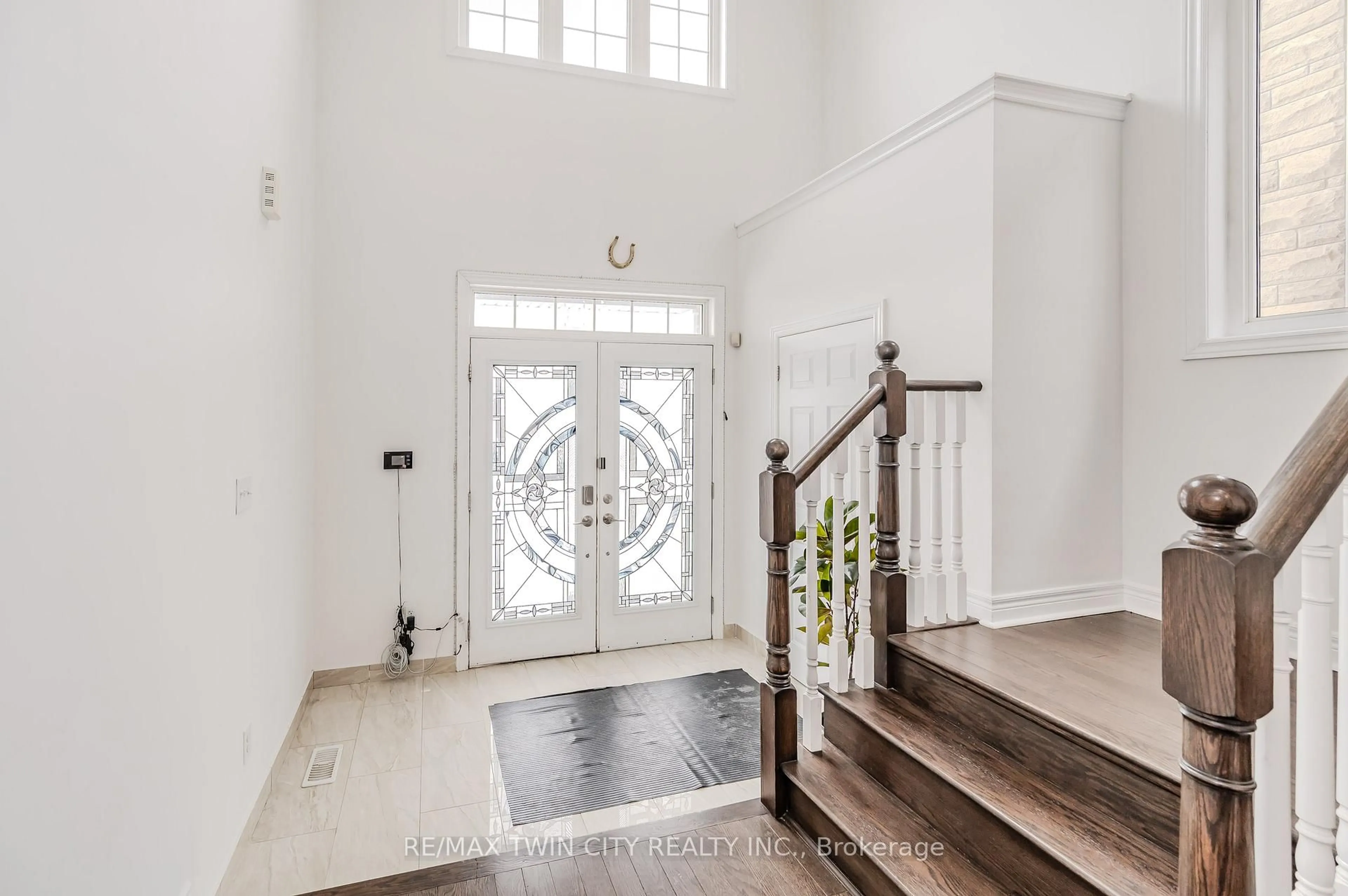 Indoor foyer for 498 Thomas Slee Dr, Kitchener Ontario N2P 2Y1