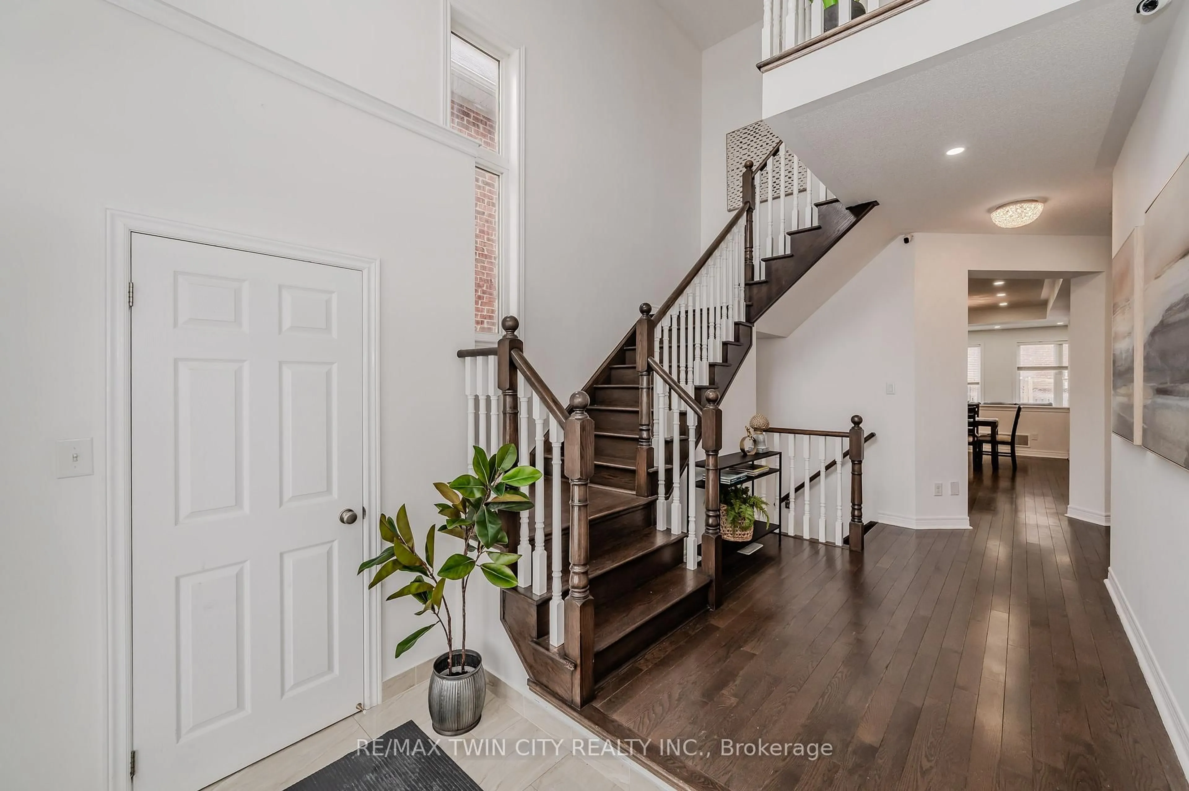 Indoor entryway for 498 Thomas Slee Dr, Kitchener Ontario N2P 2Y1