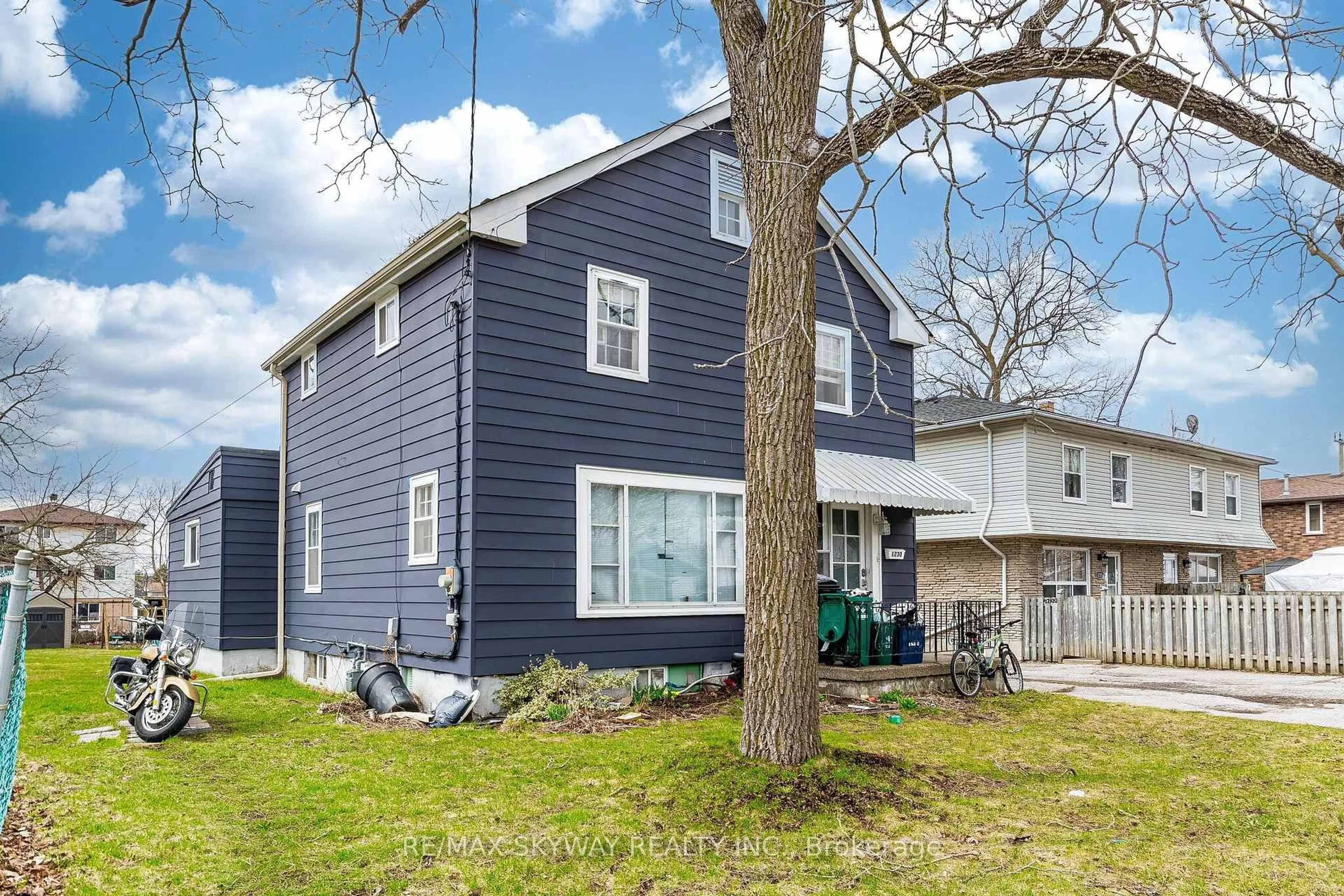 Home with vinyl exterior material, street for 1230 Duke St, Cambridge Ontario N3H 3V7