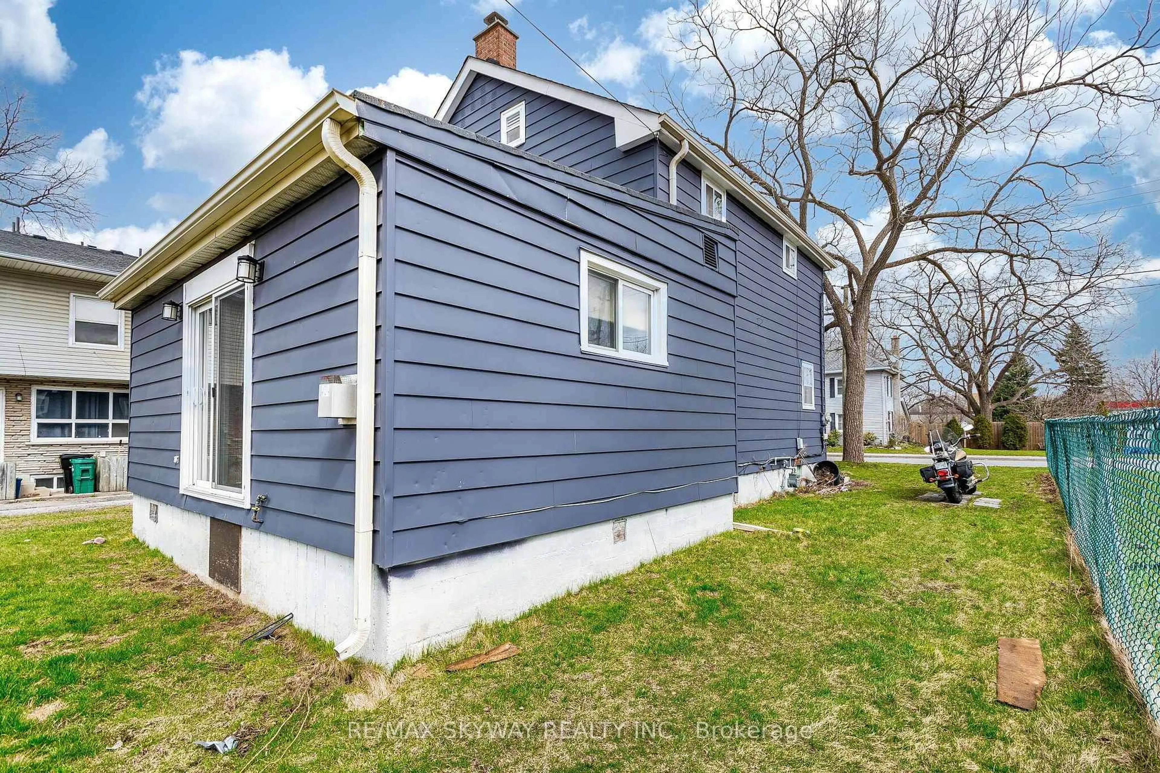Home with vinyl exterior material, street for 1230 Duke St, Cambridge Ontario N3H 3V7