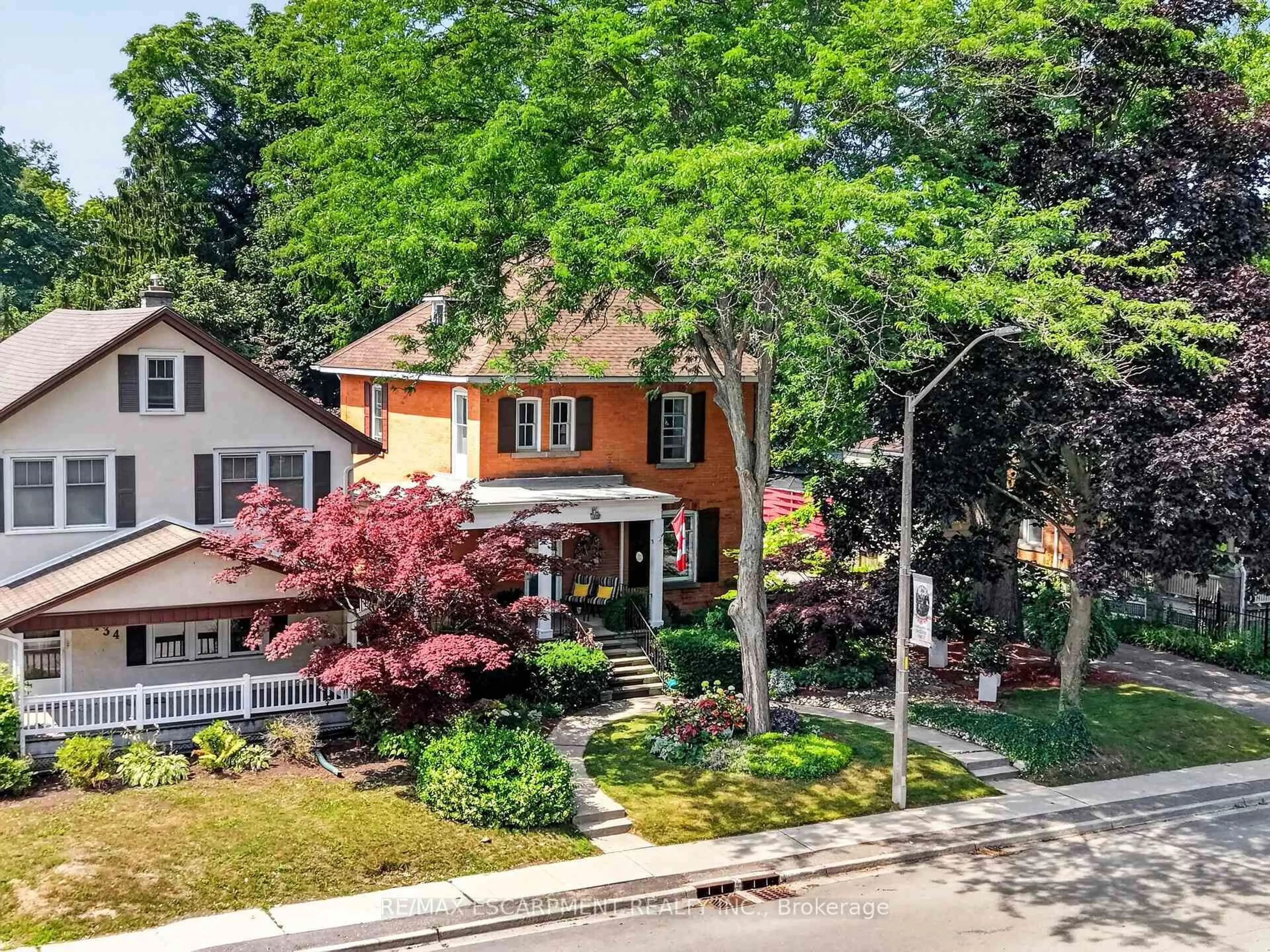 A pic from outside/outdoor area/front of a property/back of a property/a pic from drone, street for 438 Broad St, Haldimand Ontario N1A 1T3