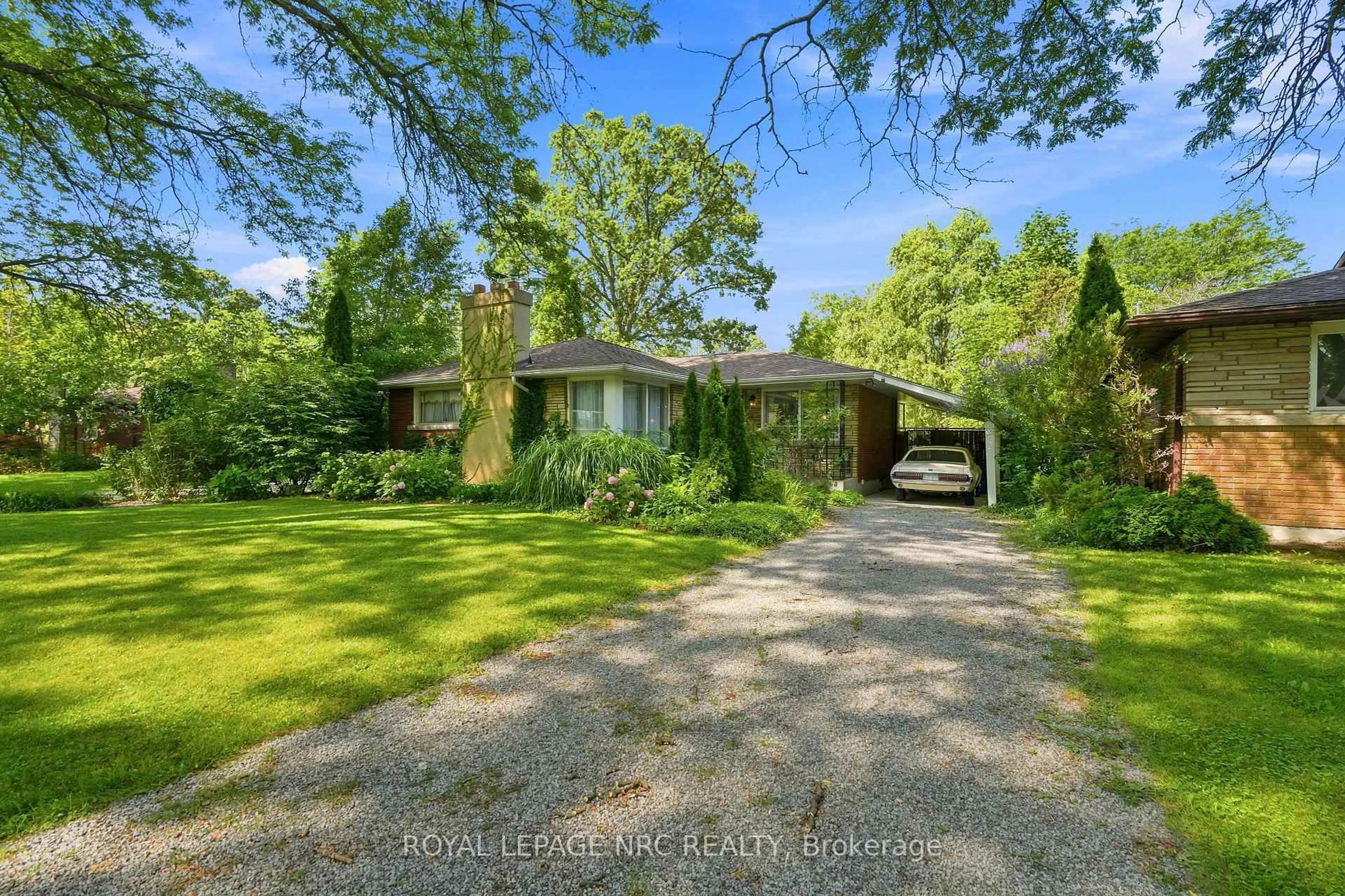A pic from outside/outdoor area/front of a property/back of a property/a pic from drone, street for 102 Masterson Dr, St. Catharines Ontario L2T 3R2