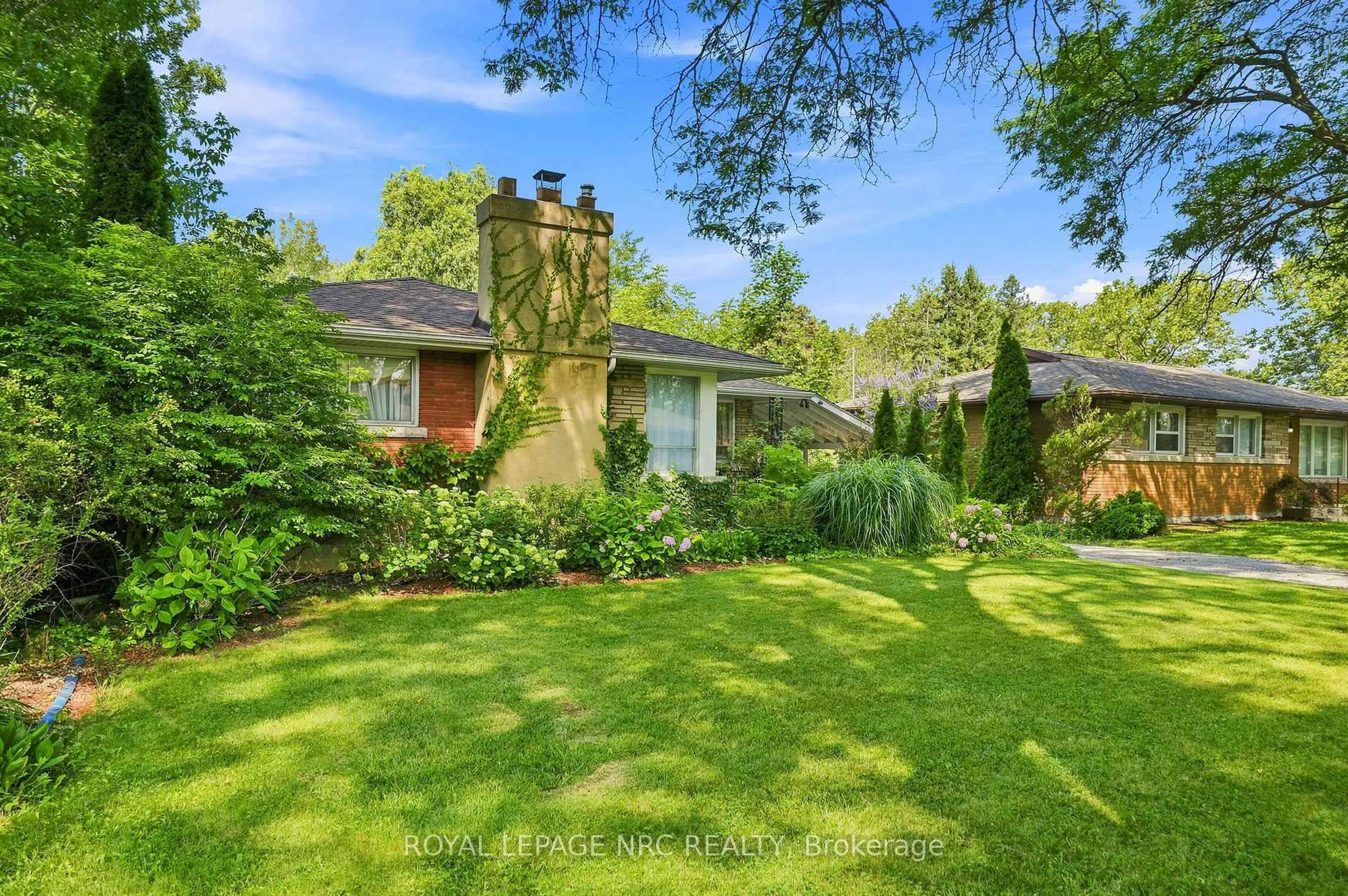 A pic from outside/outdoor area/front of a property/back of a property/a pic from drone, street for 102 Masterson Dr, St. Catharines Ontario L2T 3R2