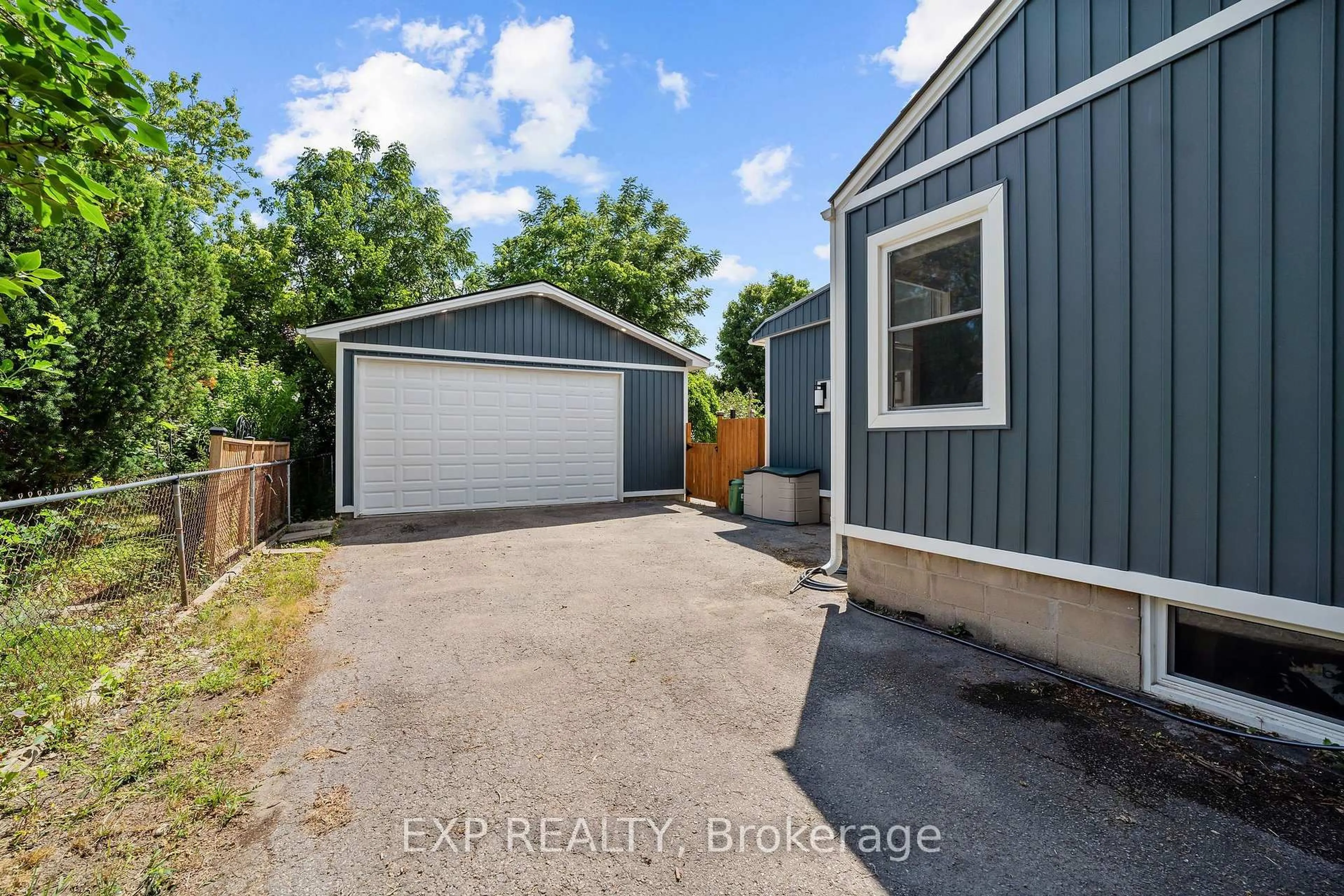 A pic from outside/outdoor area/front of a property/back of a property/a pic from drone, street for 172 East St, London East Ontario N5Z 2R8