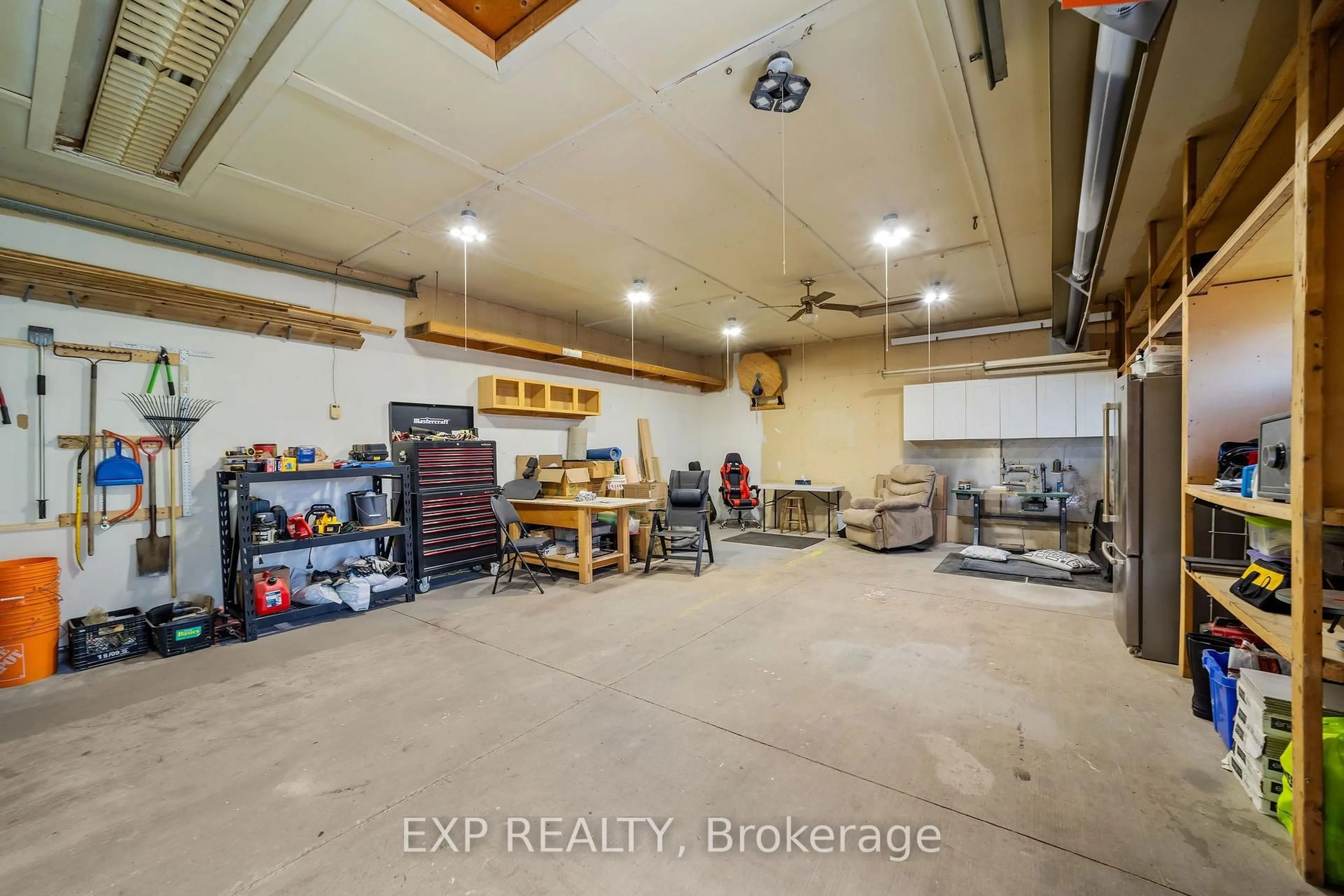 Indoor garage for 172 East St, London East Ontario N5Z 2R8