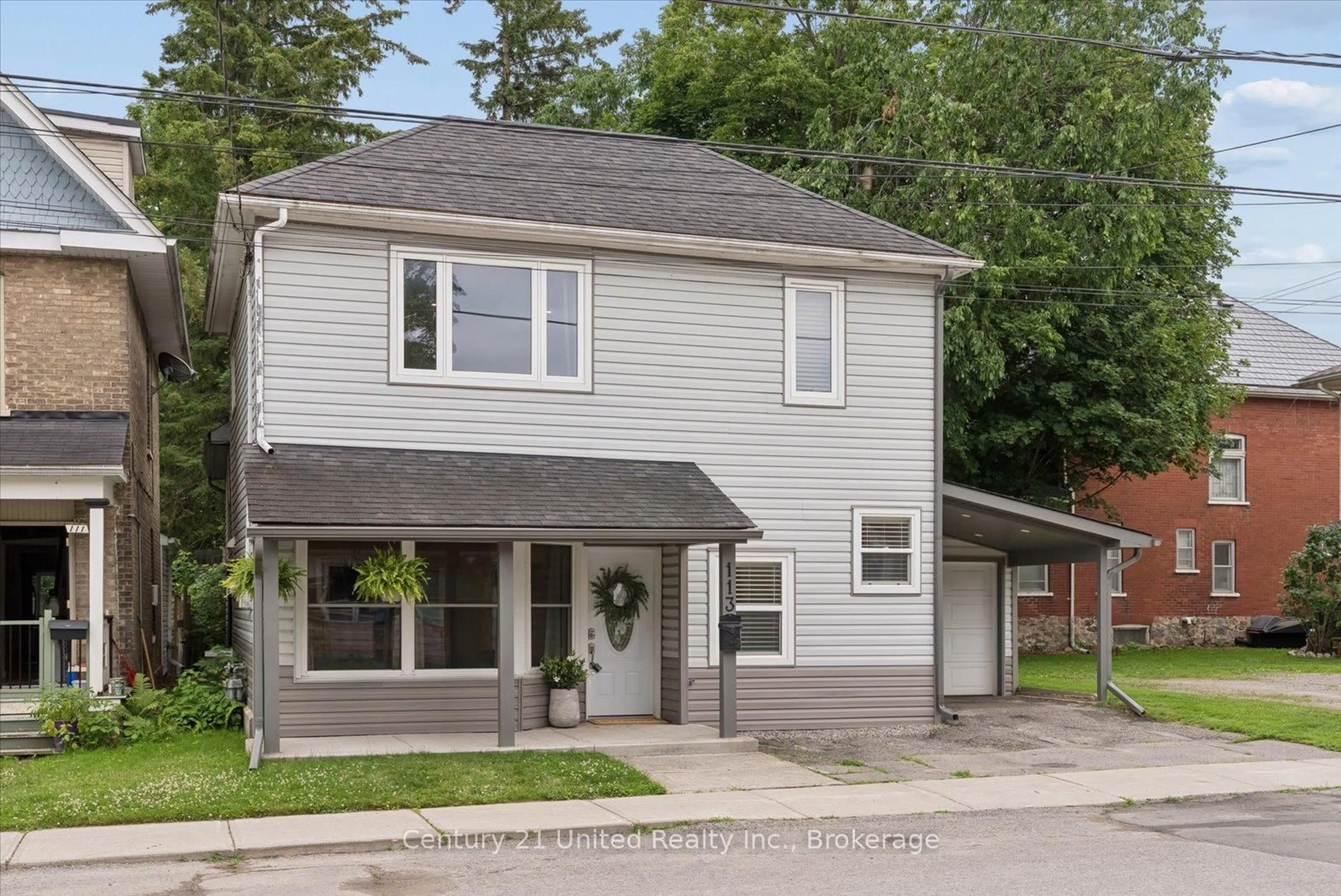Home with vinyl exterior material, street for 113 Princess St, Peterborough Ontario K9J 2A8