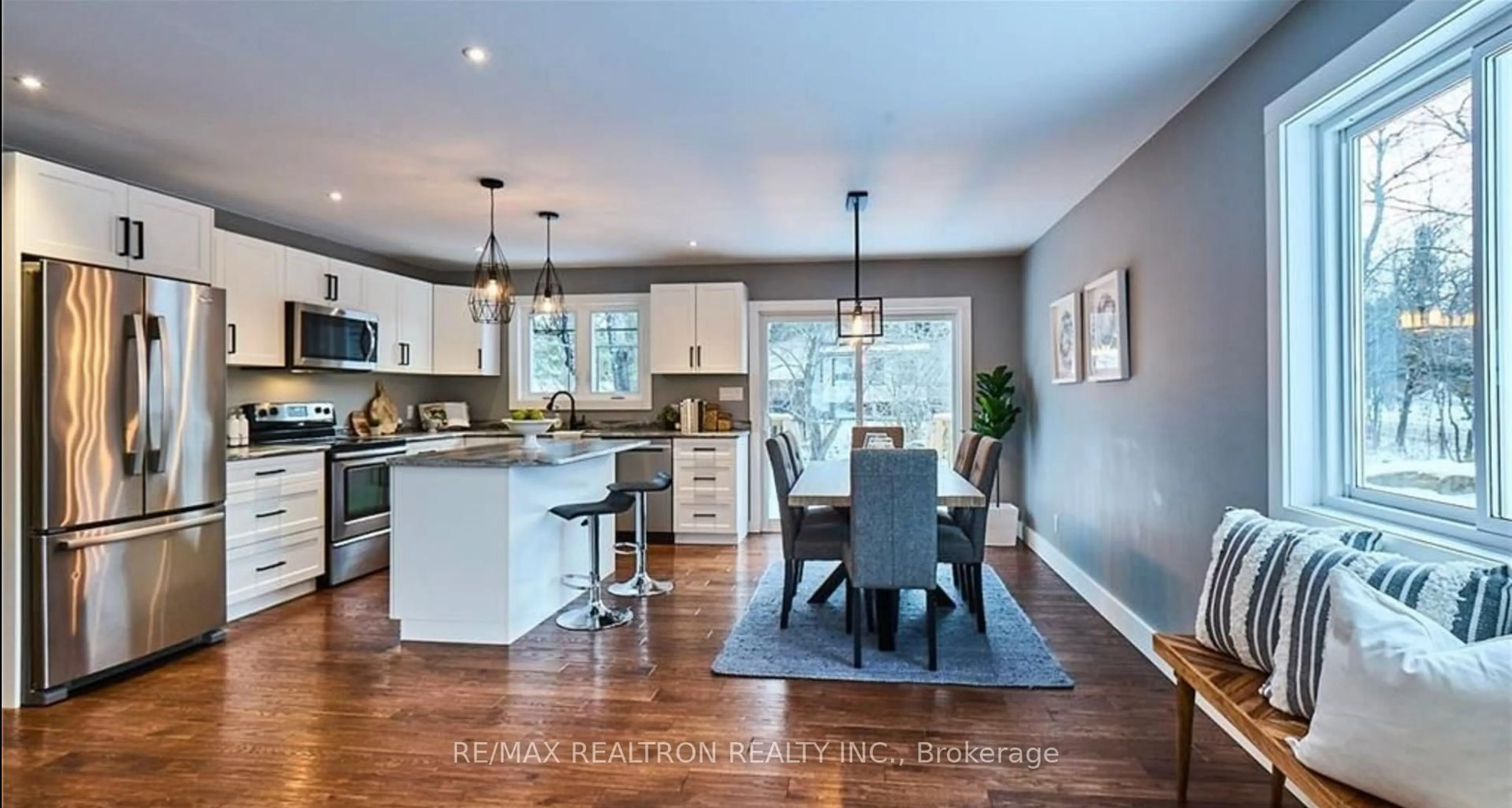 Open concept kitchen, wood/laminate floor for 1 Northdown St, Huntsville Ontario P1H 2R3
