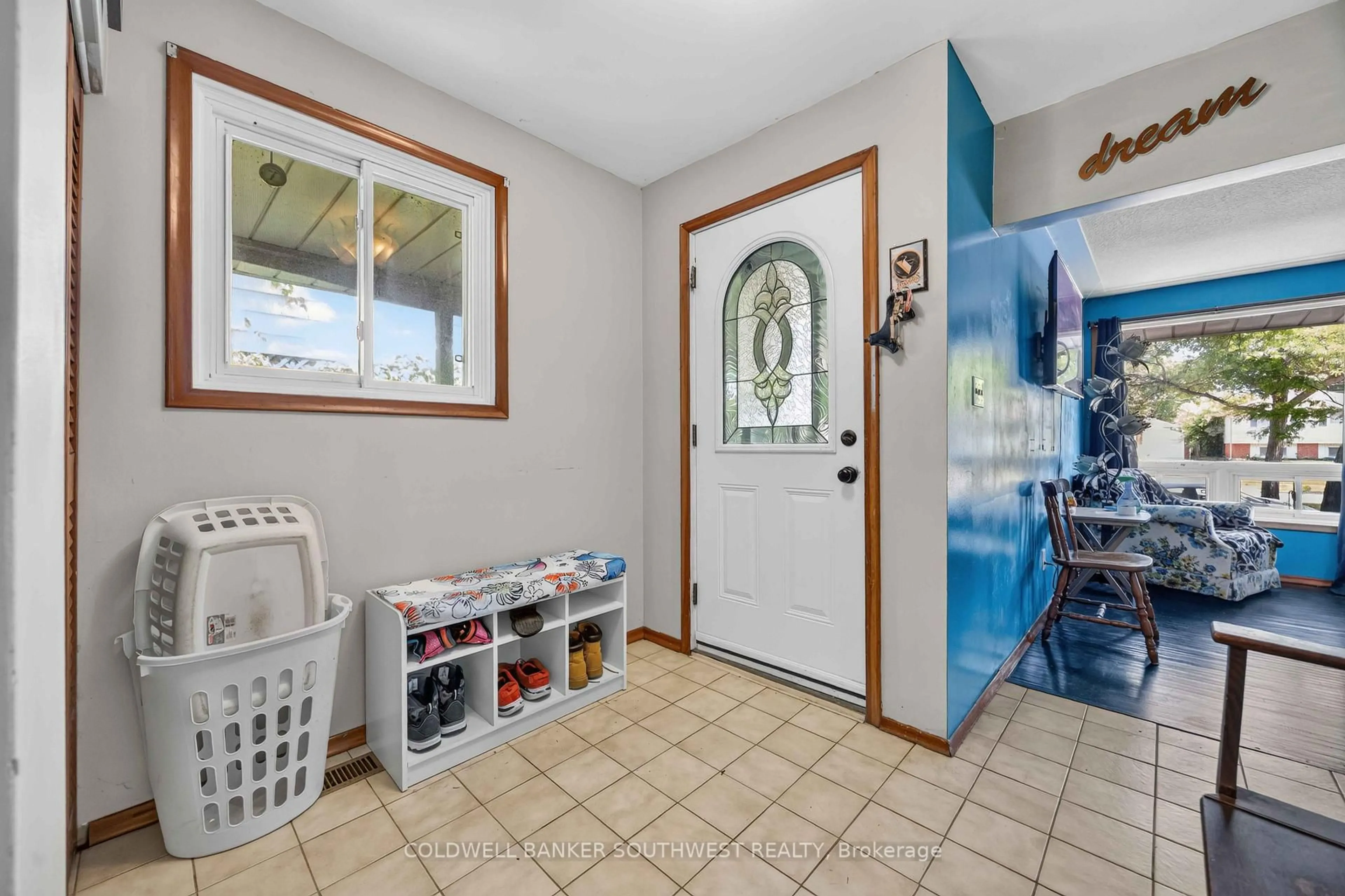 Indoor entryway for 1091 Indian Rd, Sarnia Ontario N7V 4C4