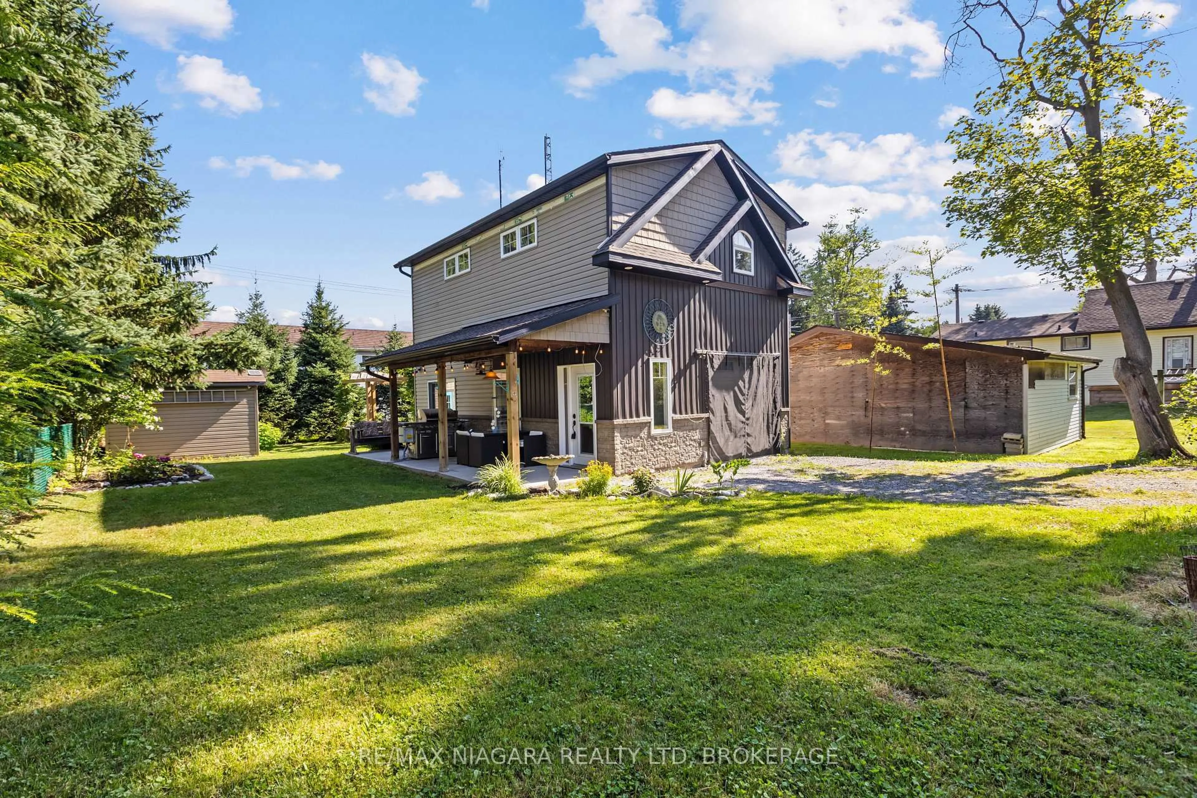 A pic from outside/outdoor area/front of a property/back of a property/a pic from drone, unknown for 1 Linden Ave, Pelham Ontario L0S 1E3