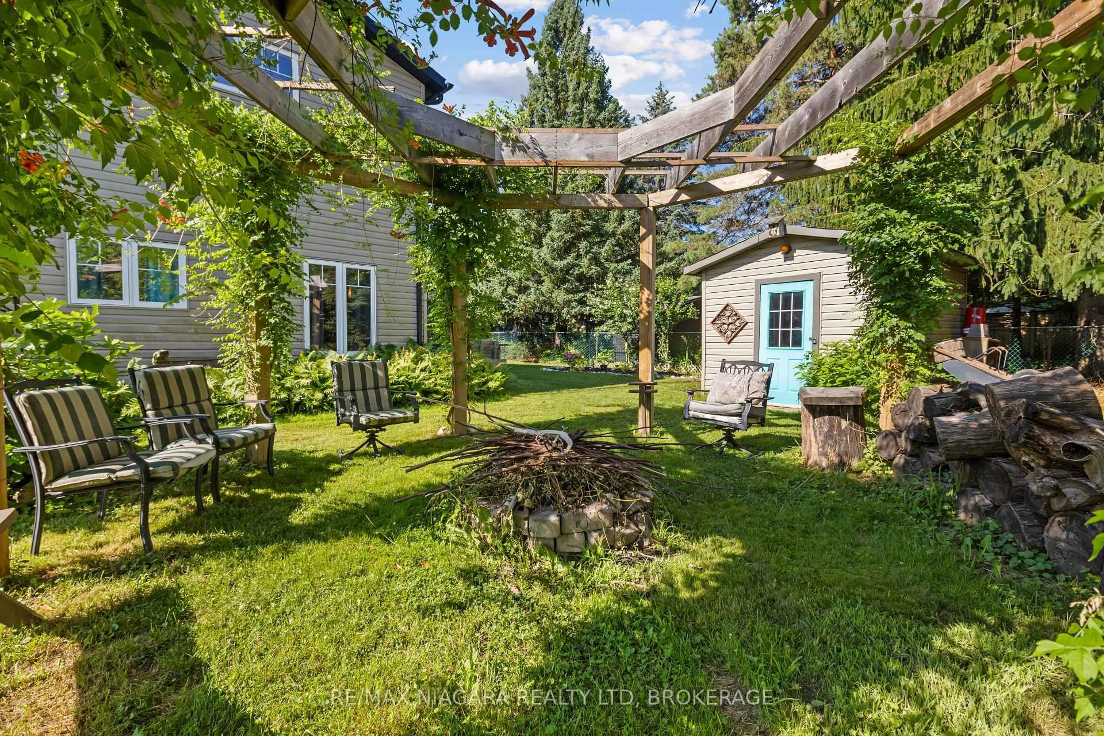 Patio, street for 1 Linden Ave, Pelham Ontario L0S 1E3