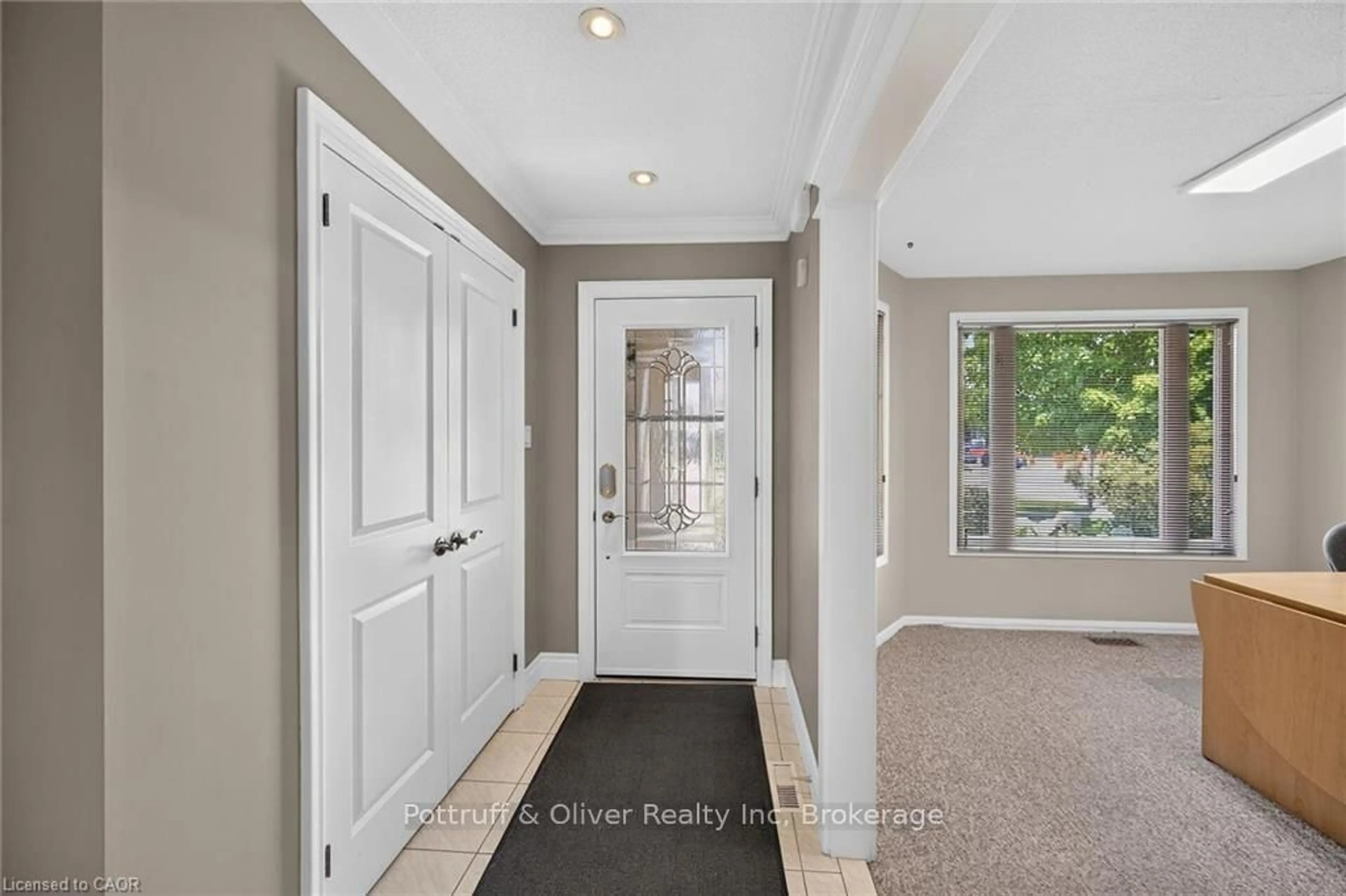 Indoor entryway for 3 Ridgemount Dr, Hamilton Ontario L8W 2R6