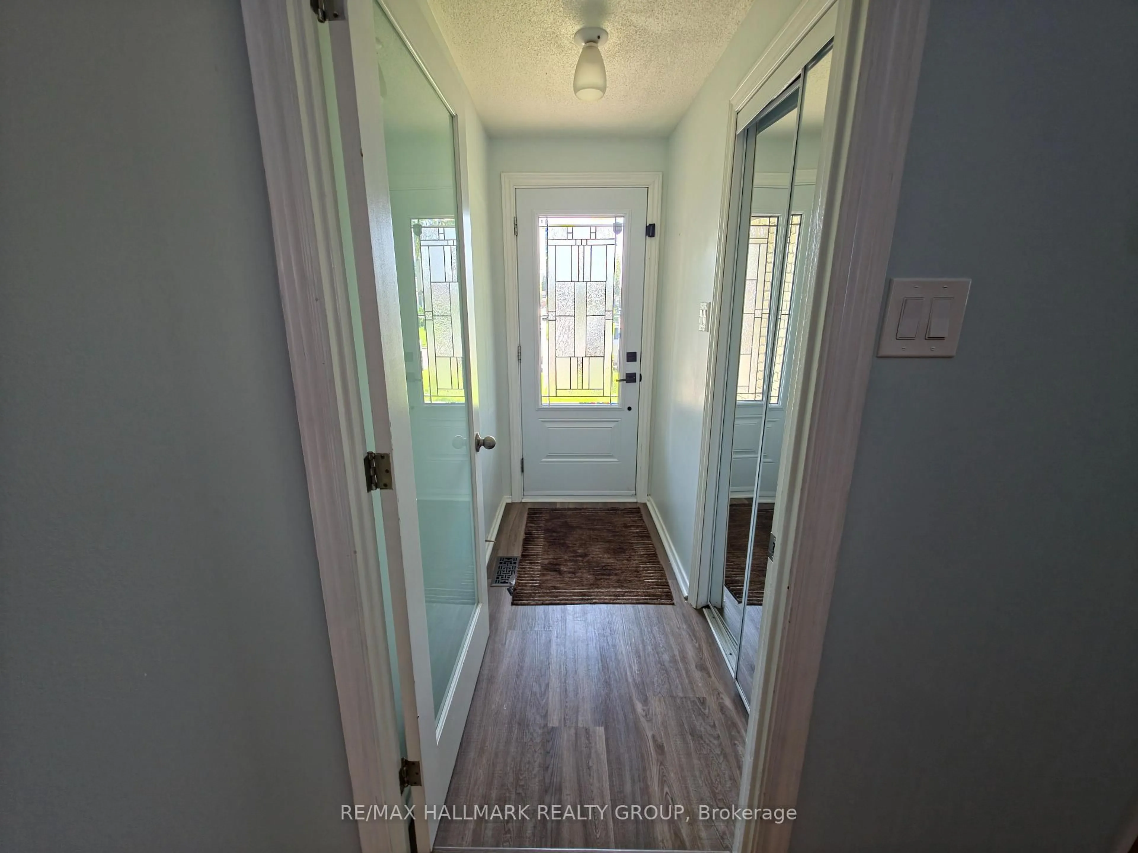 Indoor entryway for 16 Tedwyn Dr, Ottawa Ontario K2J 1T8