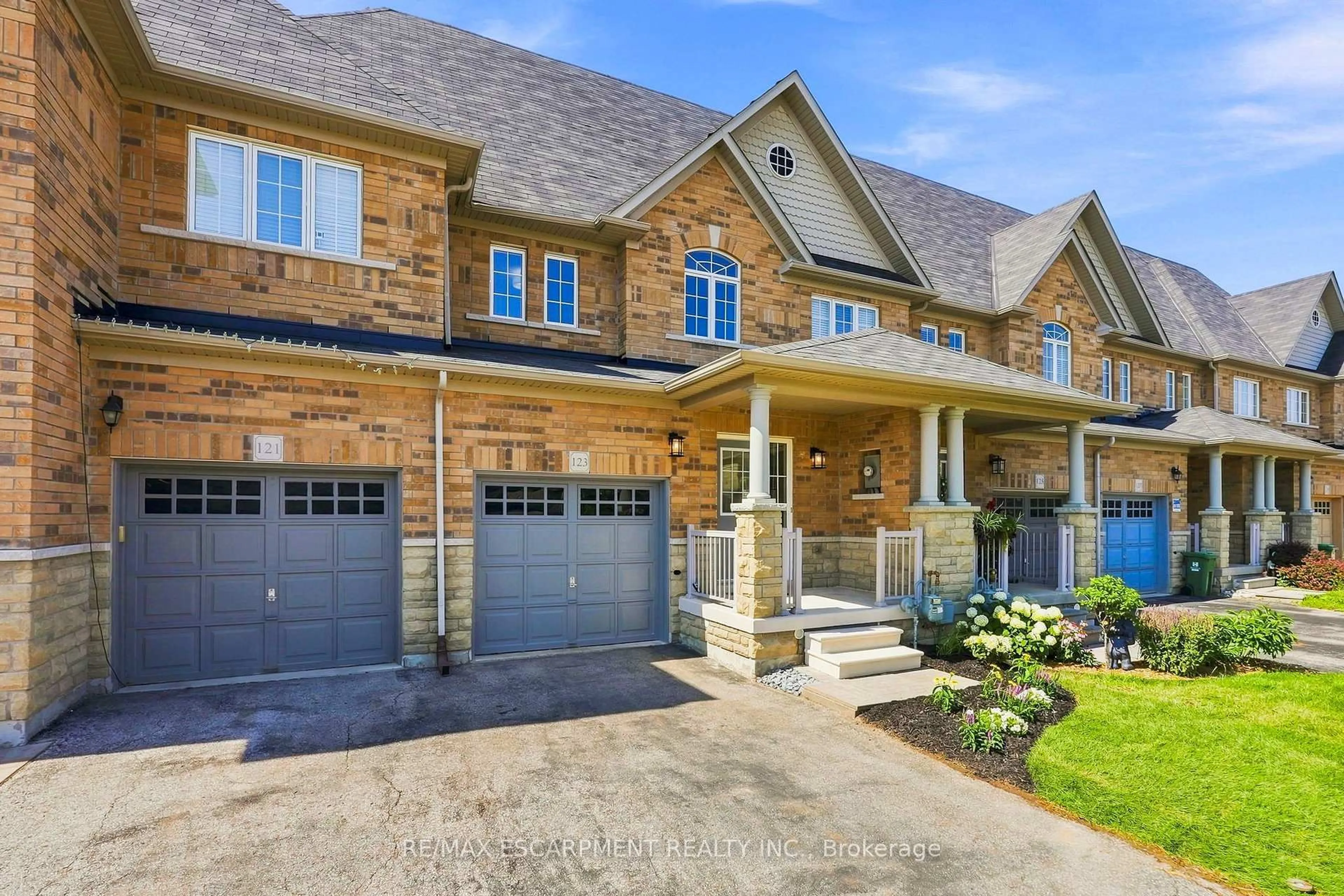 Home with brick exterior material, street for 123 SKINNER Rd, Hamilton Ontario L8B 0R4