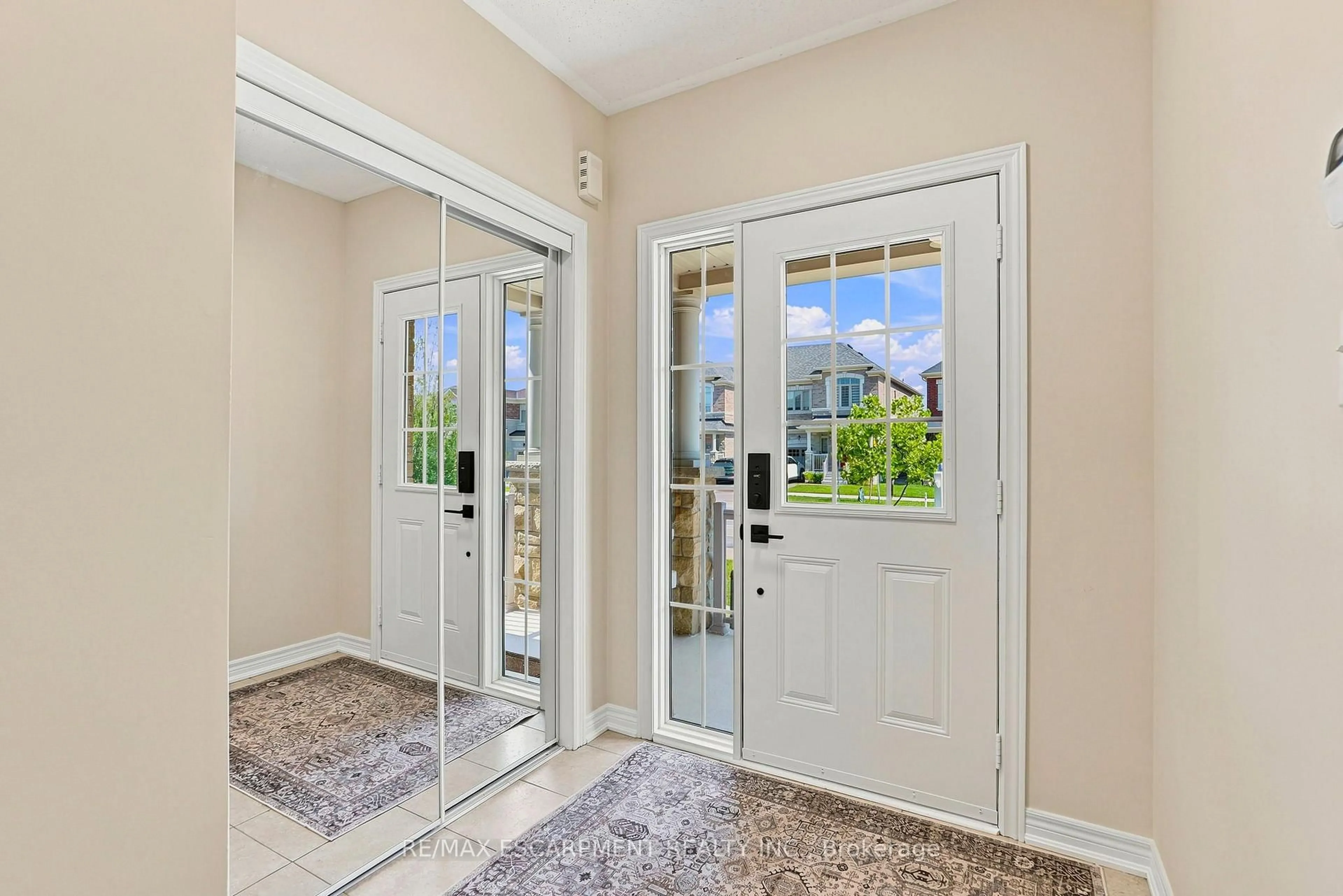 Indoor entryway for 123 SKINNER Rd, Hamilton Ontario L8B 0R4