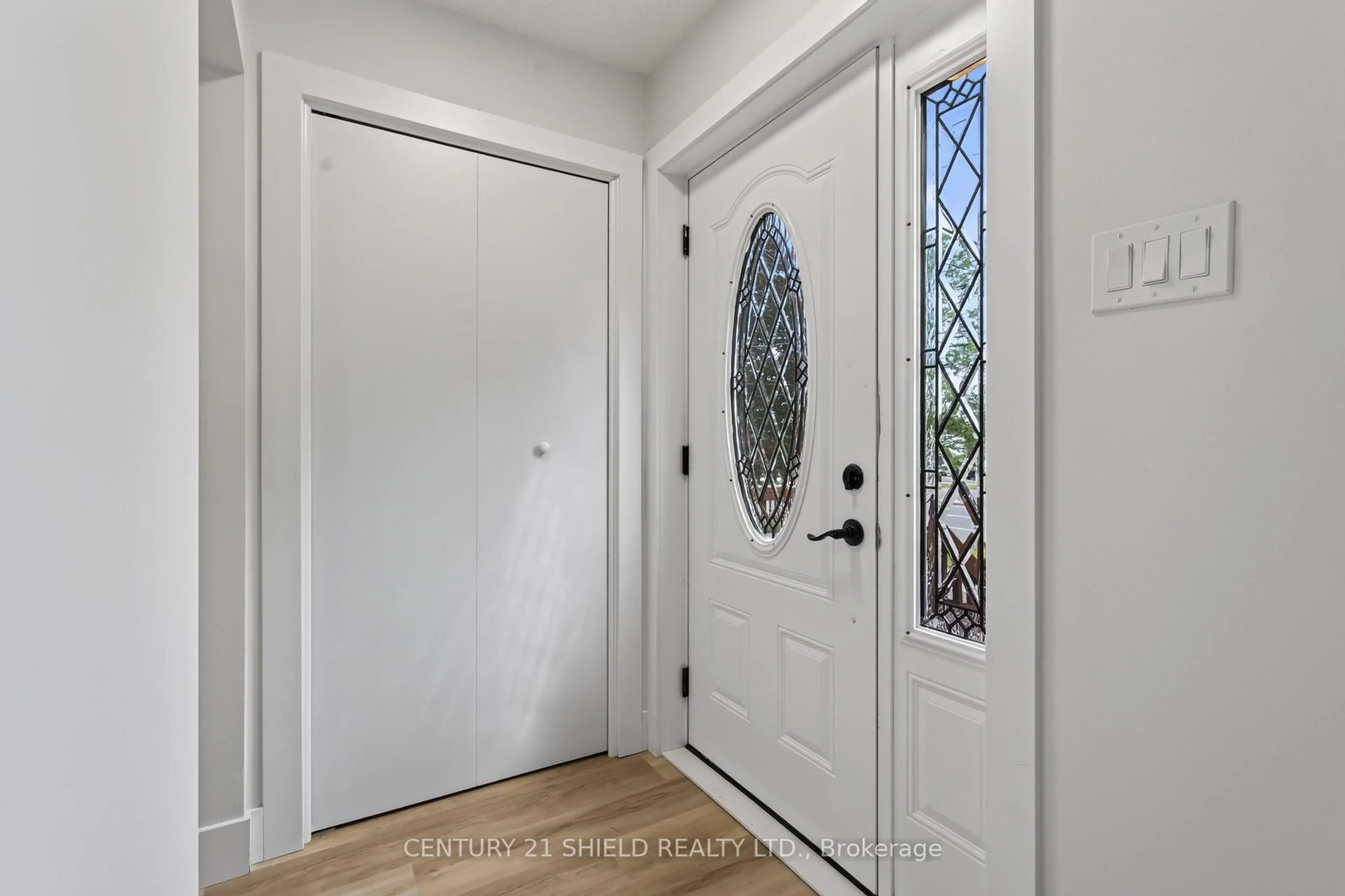 Indoor entryway for 1852 Brookdale Ave, Cornwall Ontario K6J 5R9