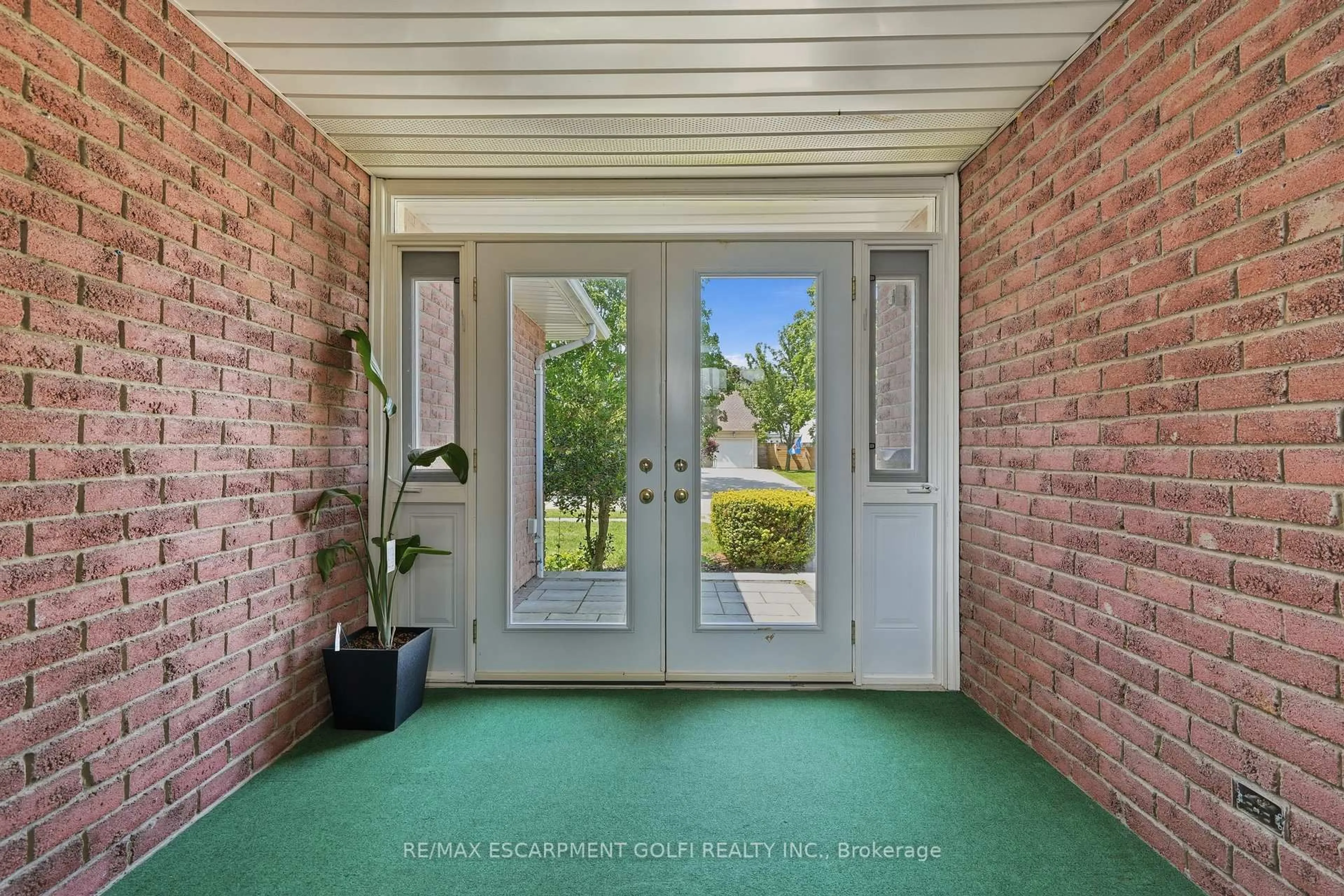 Indoor entryway for 5062 FRIESEN Blvd, Lincoln Ontario L3J 0A6