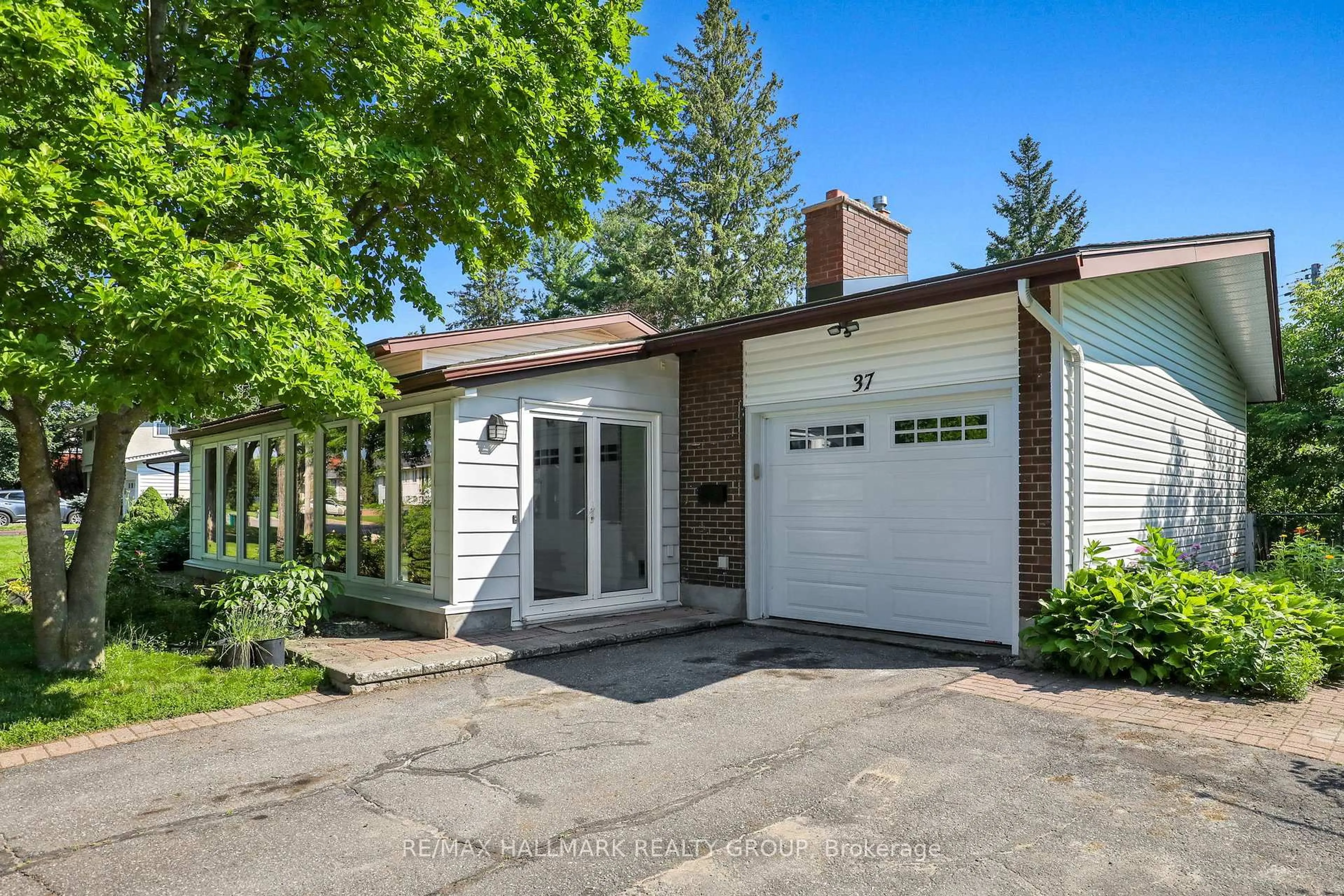Unknown for 37 Lyall St, Ottawa Ontario K2E 5G7