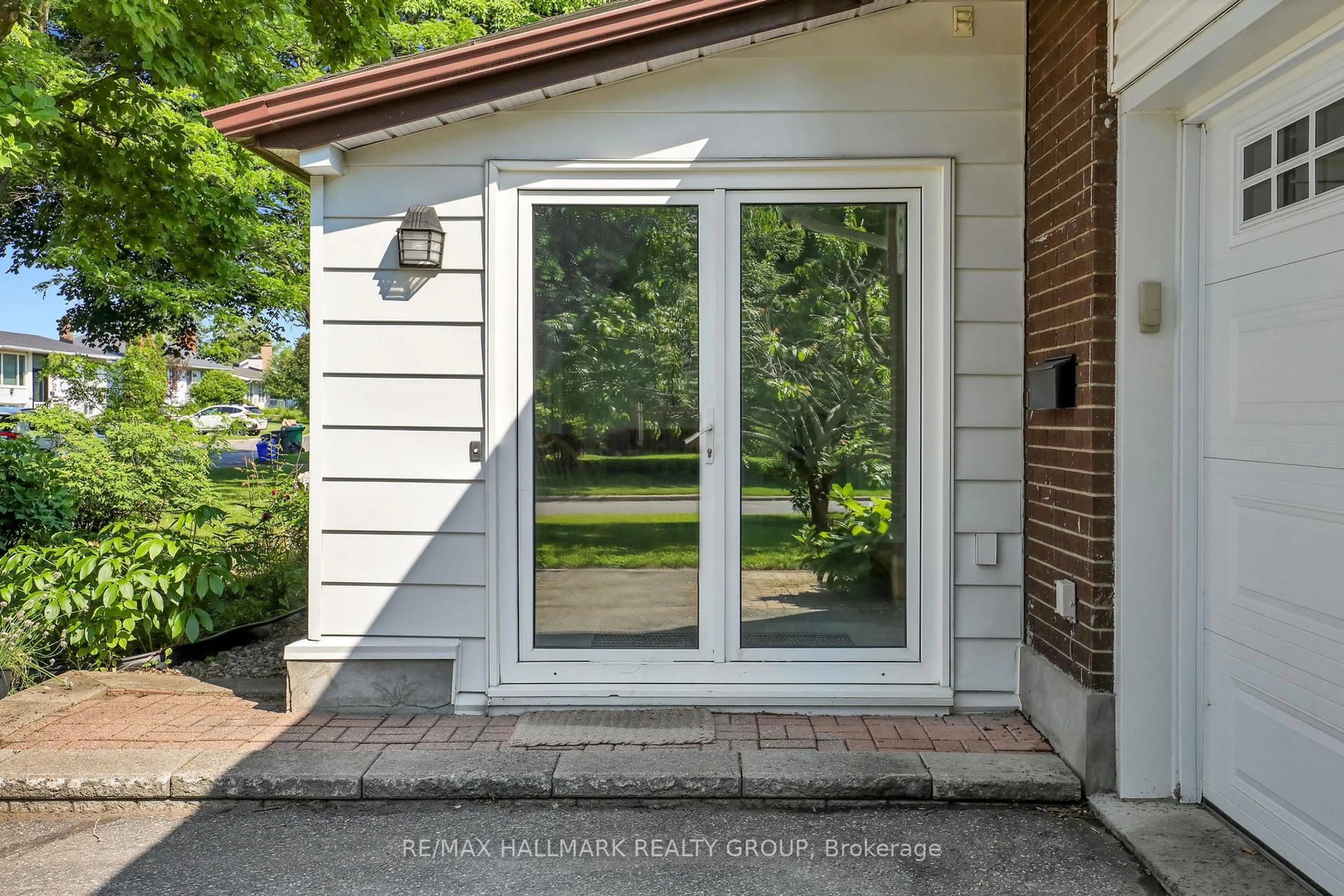 Unknown for 37 Lyall St, Ottawa Ontario K2E 5G7