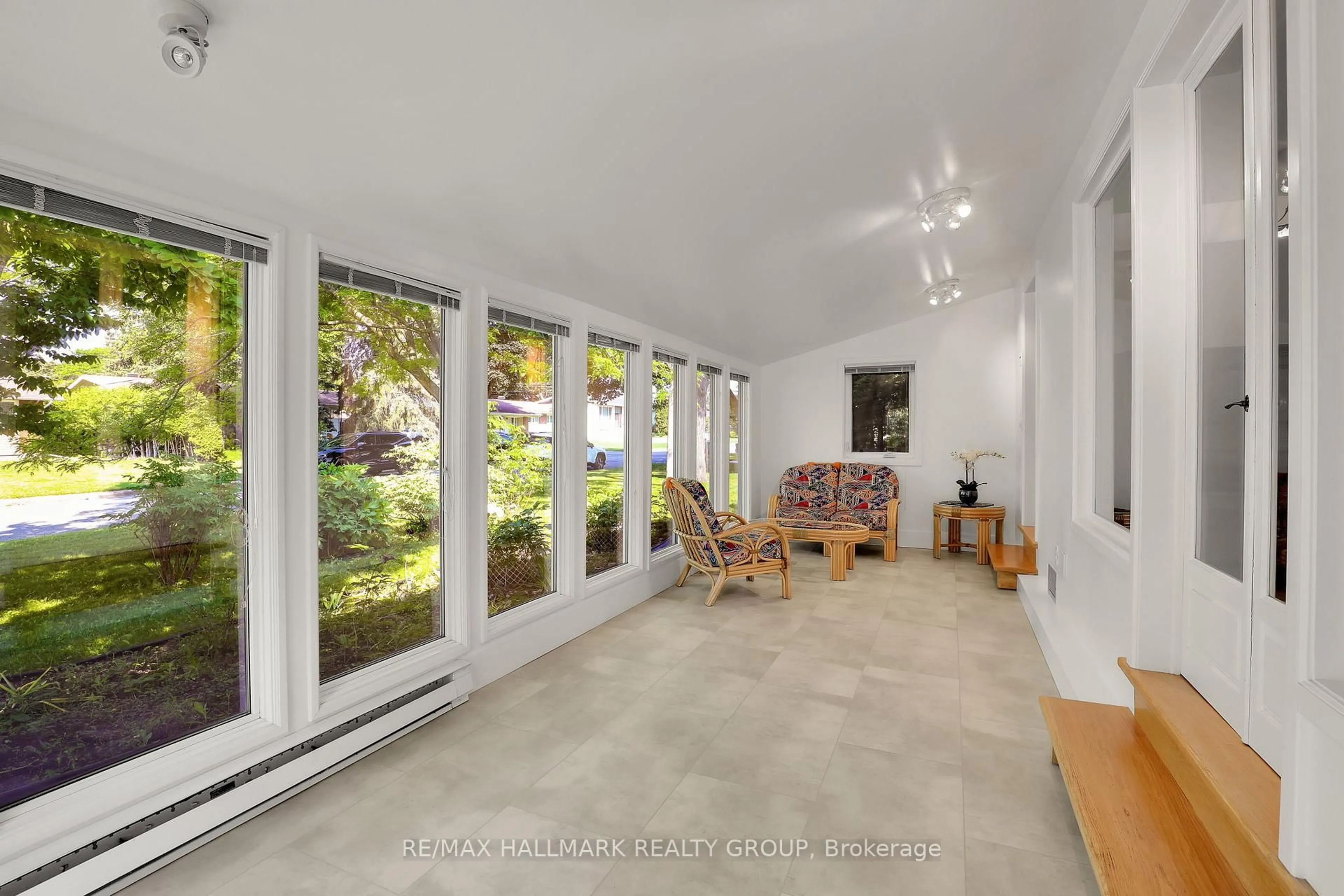 Indoor foyer for 37 Lyall St, Ottawa Ontario K2E 5G7