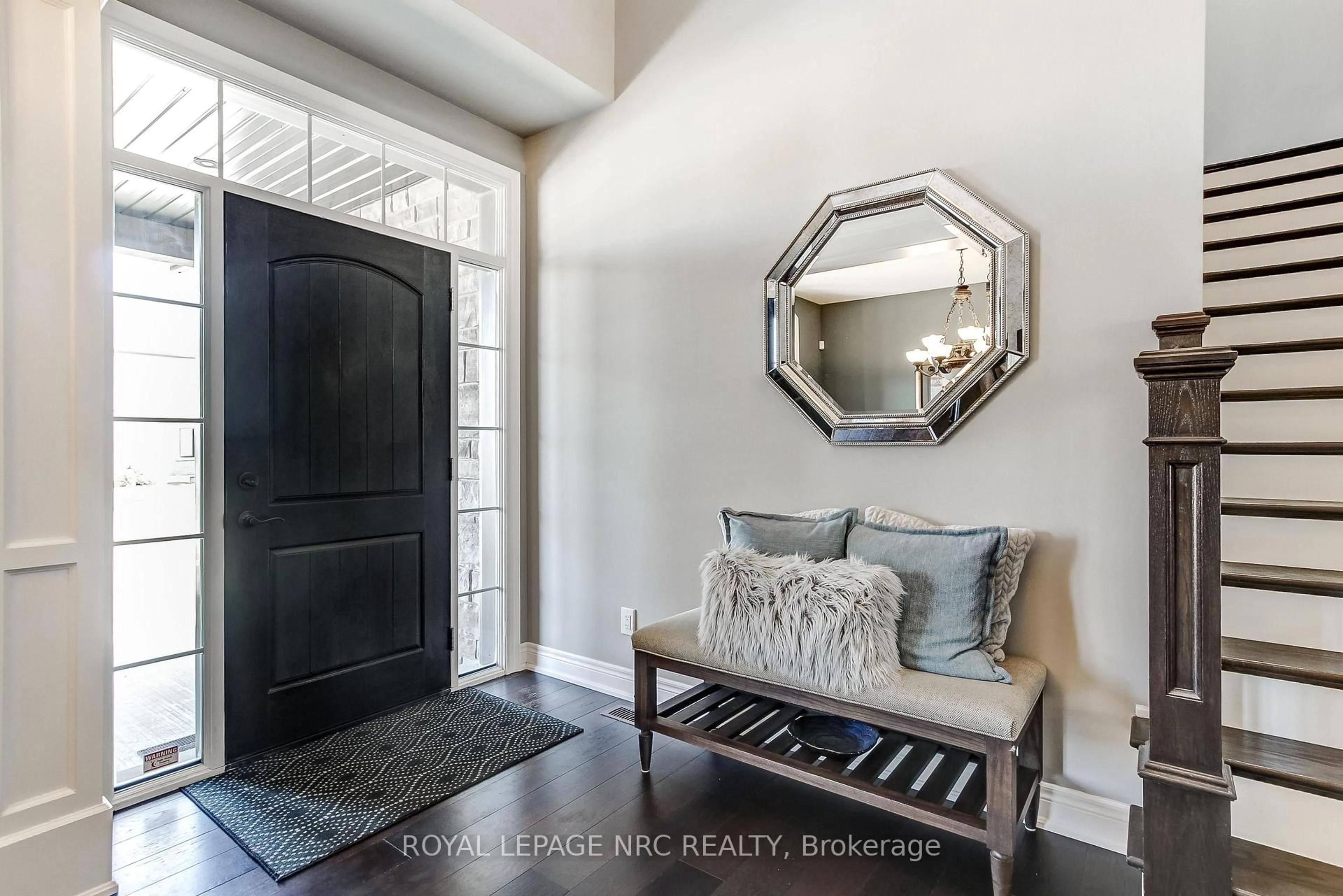 Indoor entryway for 8816 Angie Dr, Niagara Falls Ontario L2H 0H9