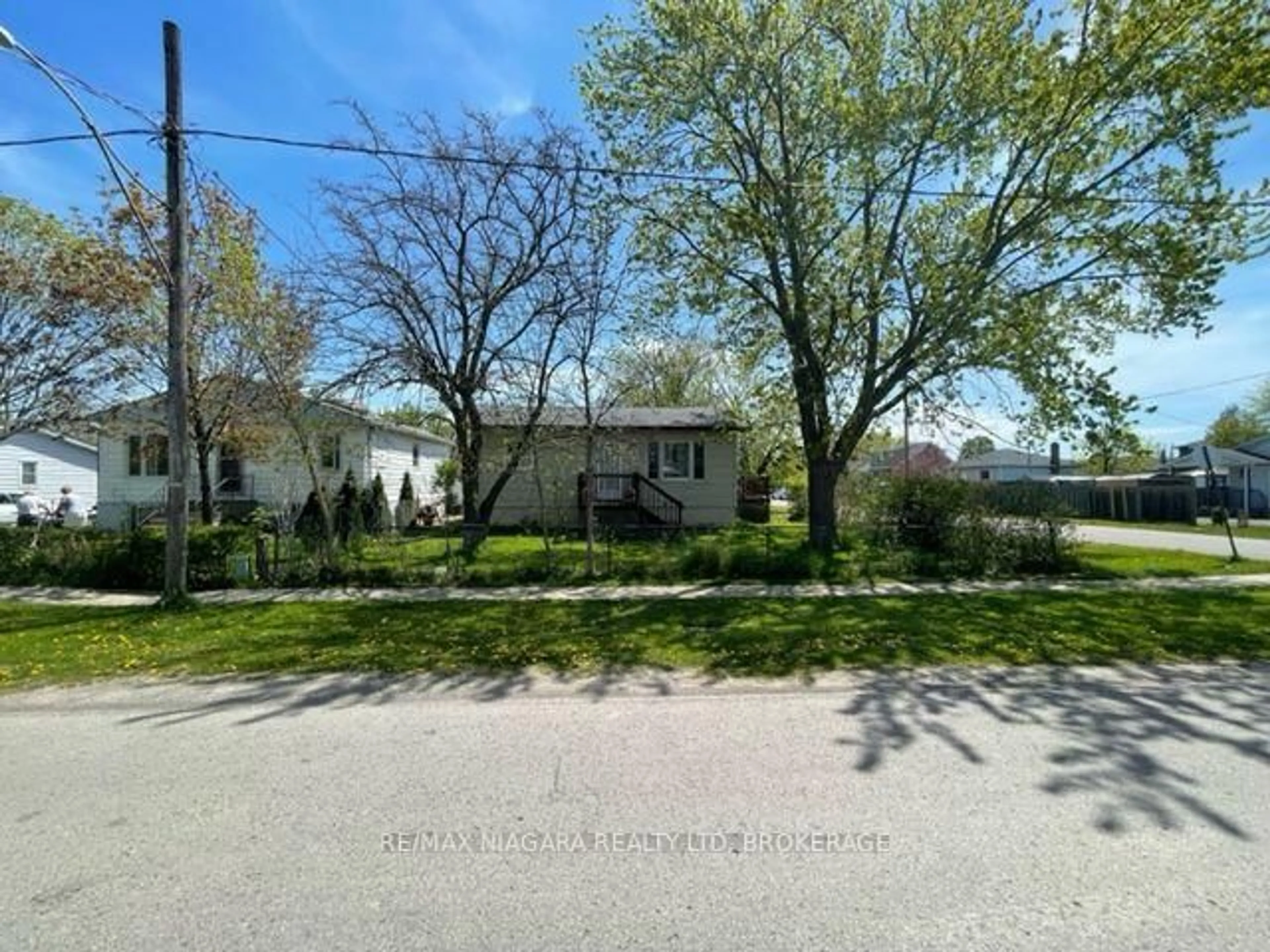 A pic from outside/outdoor area/front of a property/back of a property/a pic from drone, street for 45 POWERVIEW Ave, St. Catharines Ontario L2S 1V5