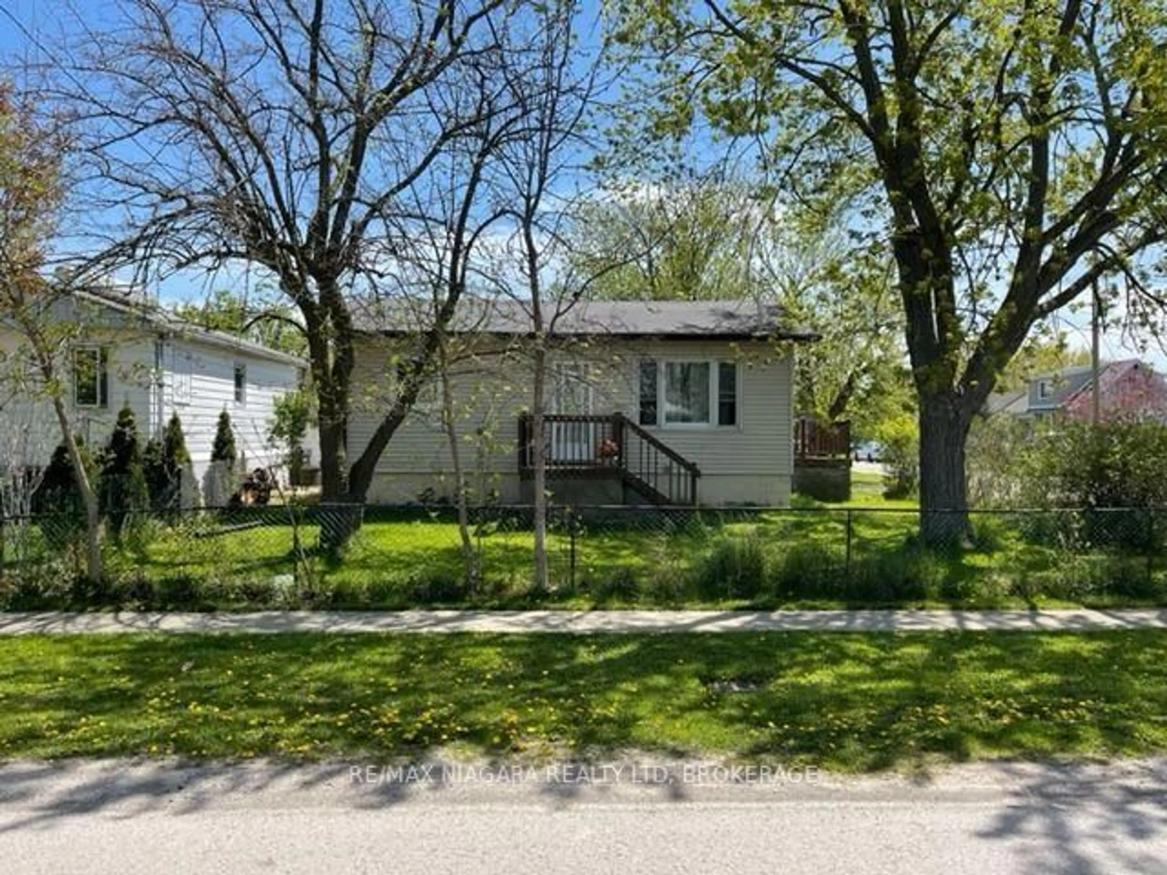 A pic from outside/outdoor area/front of a property/back of a property/a pic from drone, street for 45 POWERVIEW Ave, St. Catharines Ontario L2S 1V5