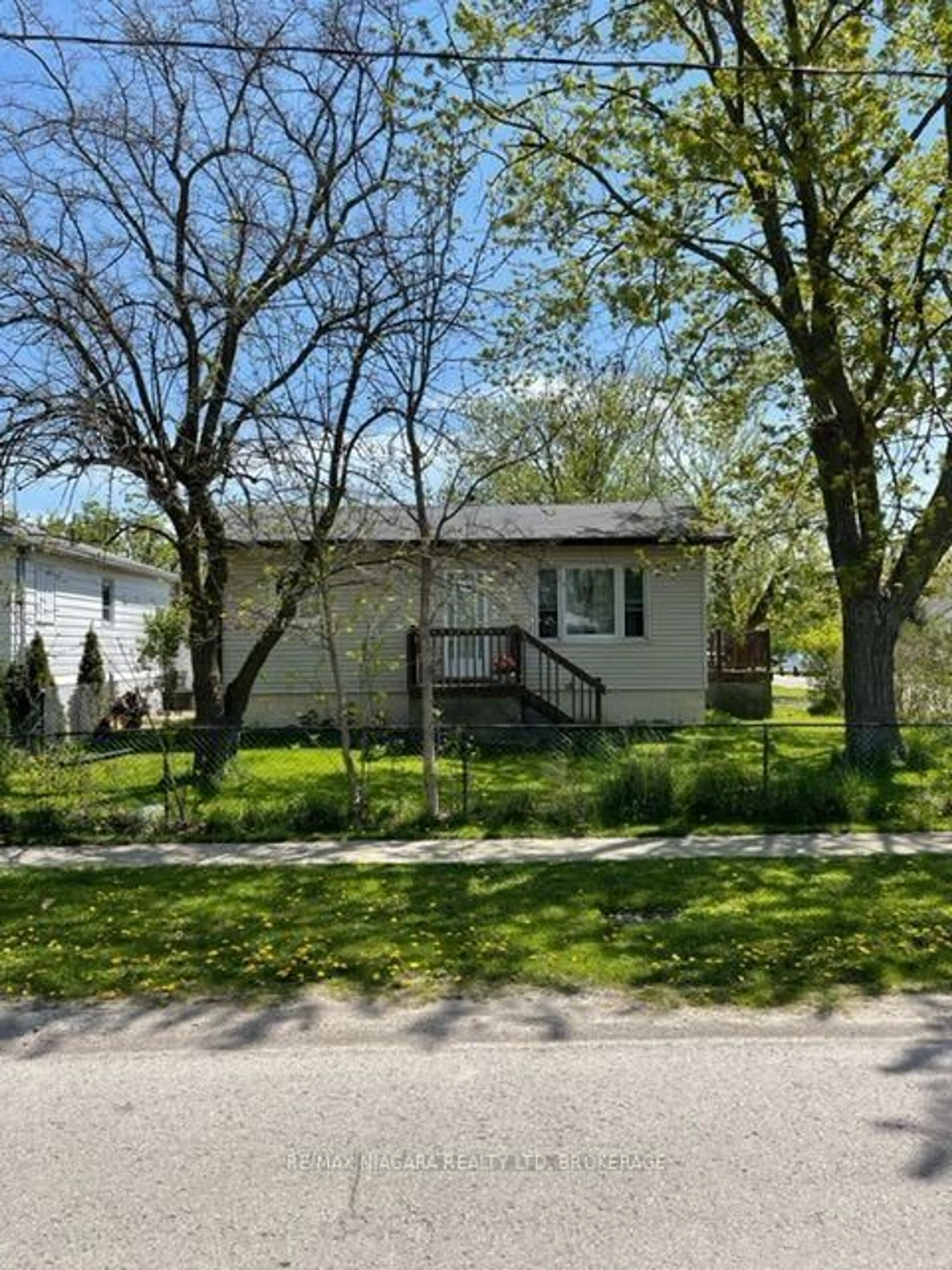 Home with vinyl exterior material, street for 45 POWERVIEW Ave, St. Catharines Ontario L2S 1V5