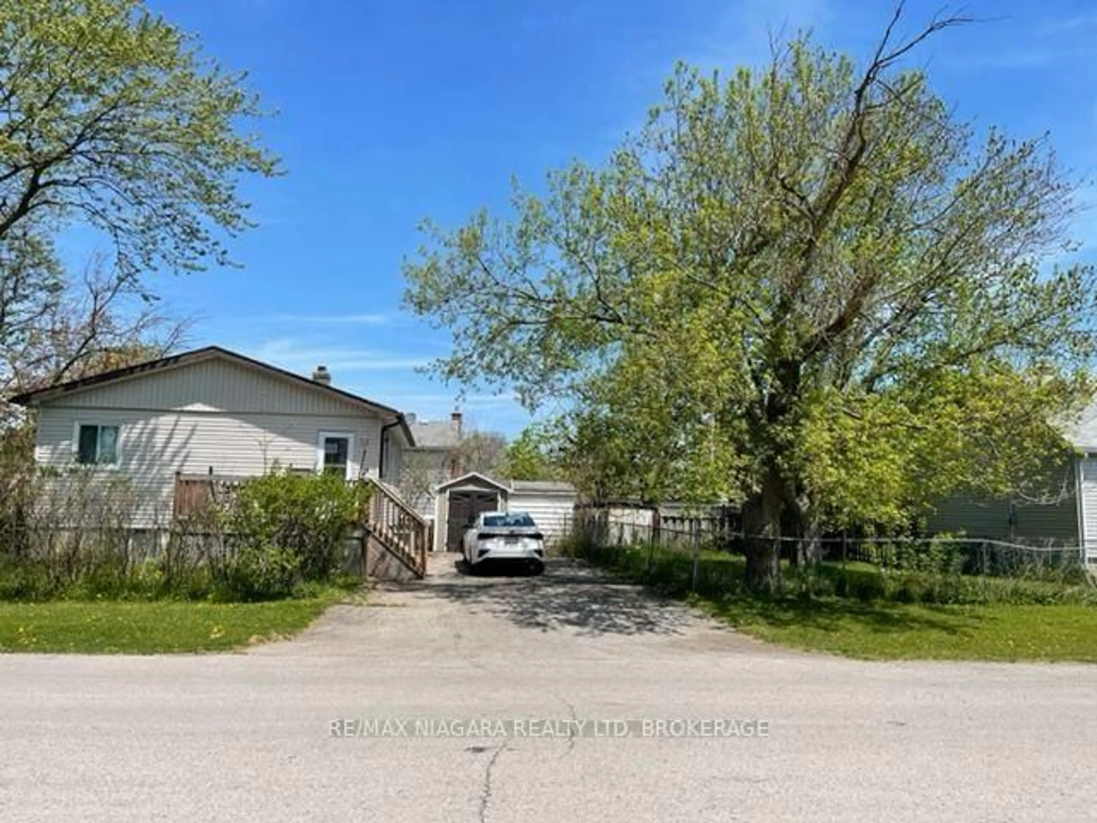 A pic from outside/outdoor area/front of a property/back of a property/a pic from drone, street for 45 POWERVIEW Ave, St. Catharines Ontario L2S 1V5