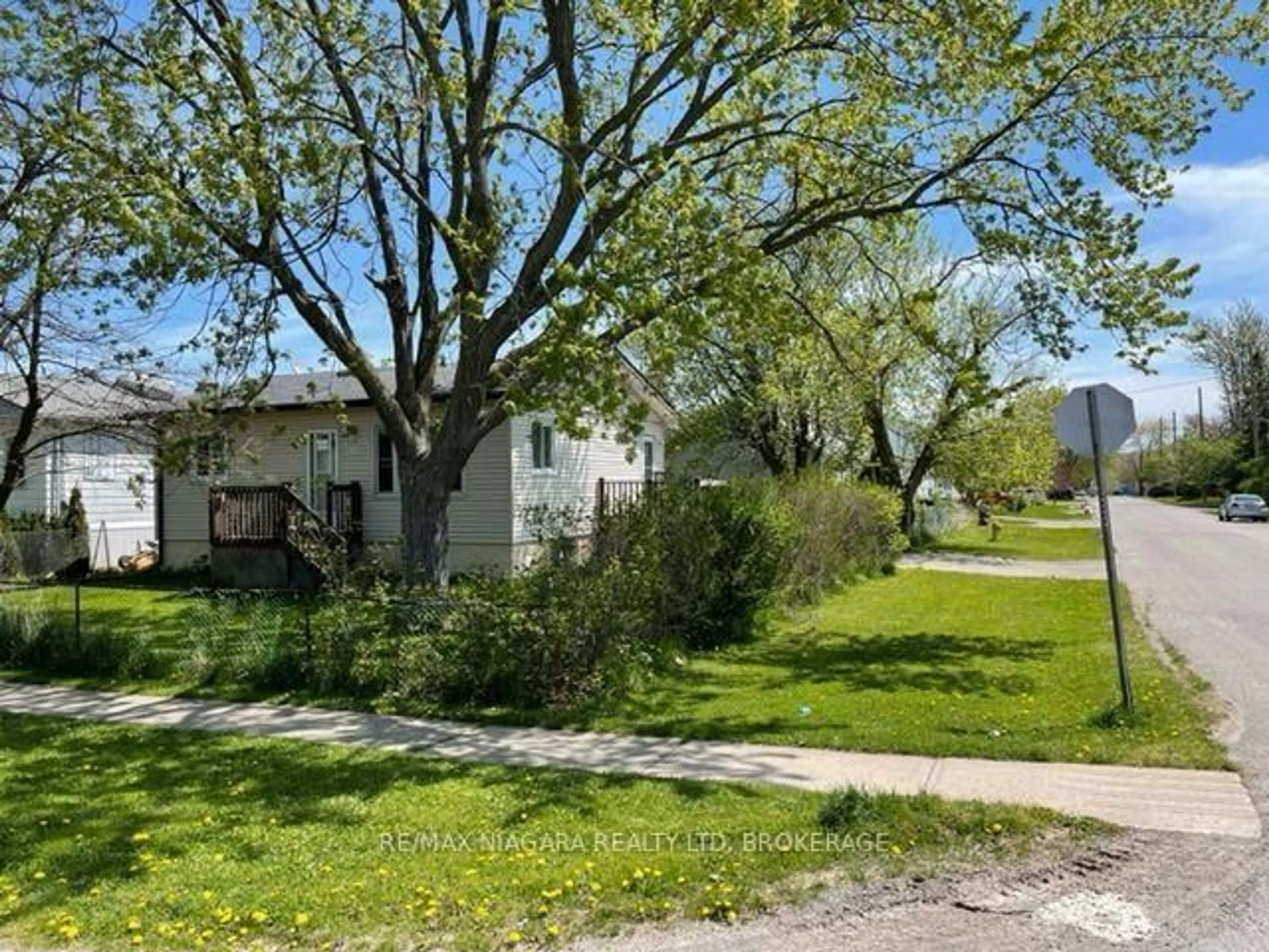 A pic from outside/outdoor area/front of a property/back of a property/a pic from drone, street for 45 POWERVIEW Ave, St. Catharines Ontario L2S 1V5