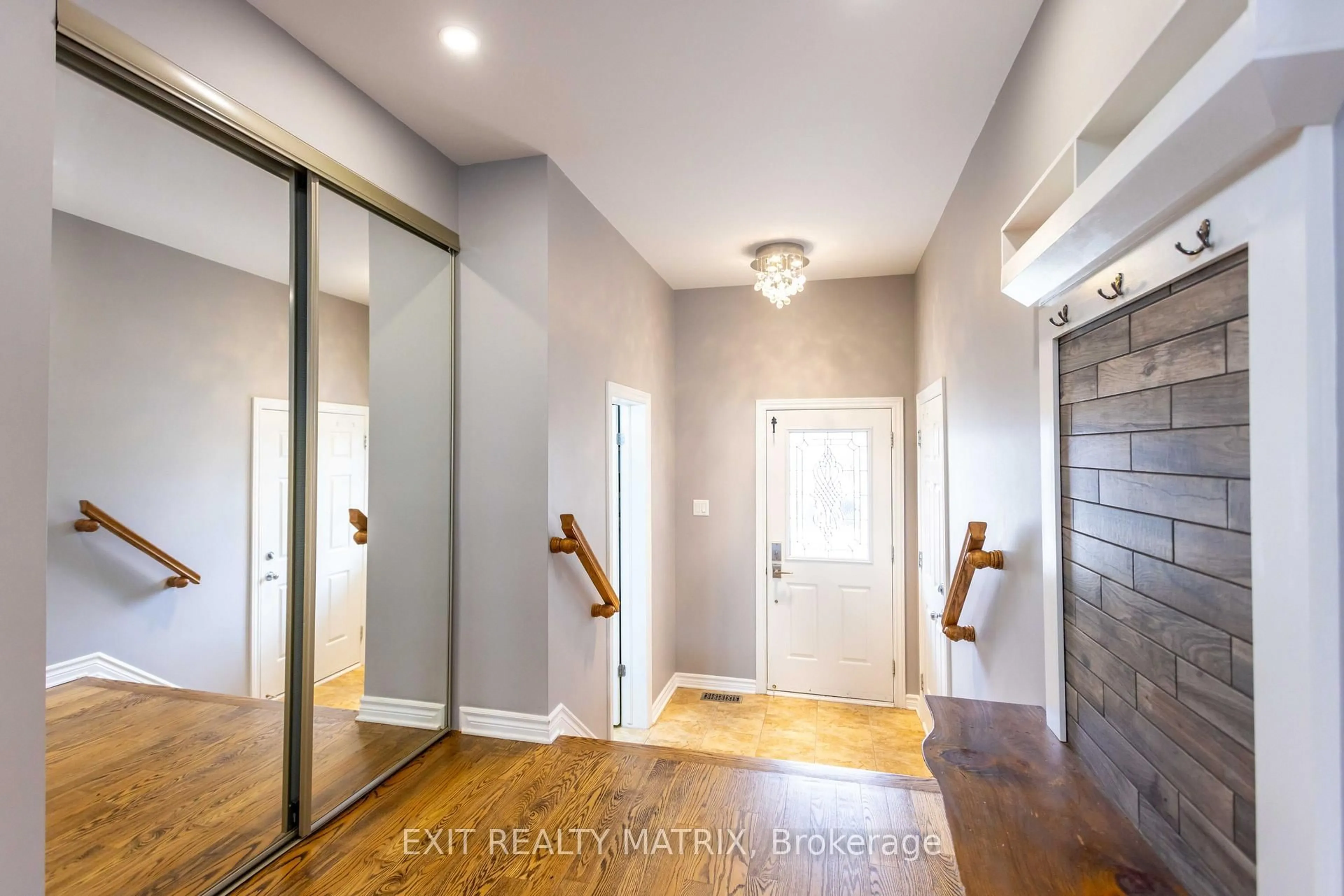 Indoor entryway for 195 Tapley Pl, Ottawa Ontario K4A 0L2