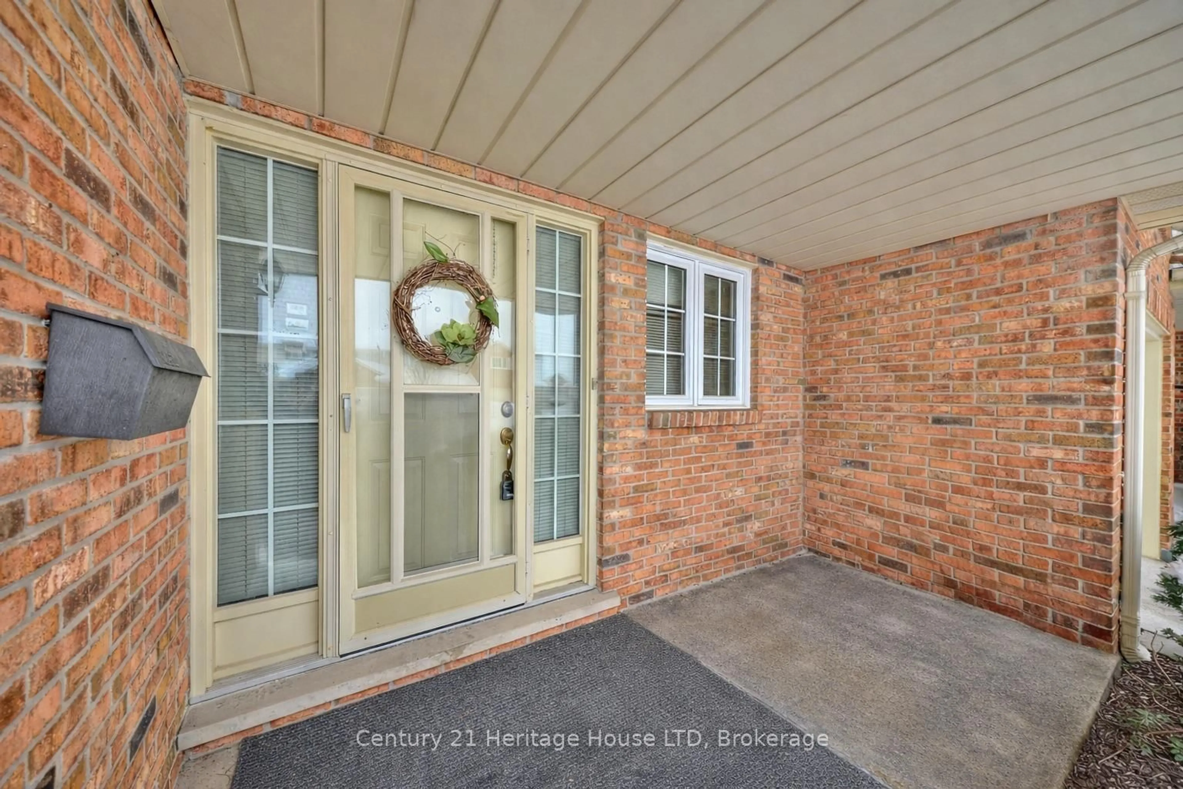 Indoor entryway for 2720 Mewburn Rd #20, Niagara Falls Ontario L2J 4J5