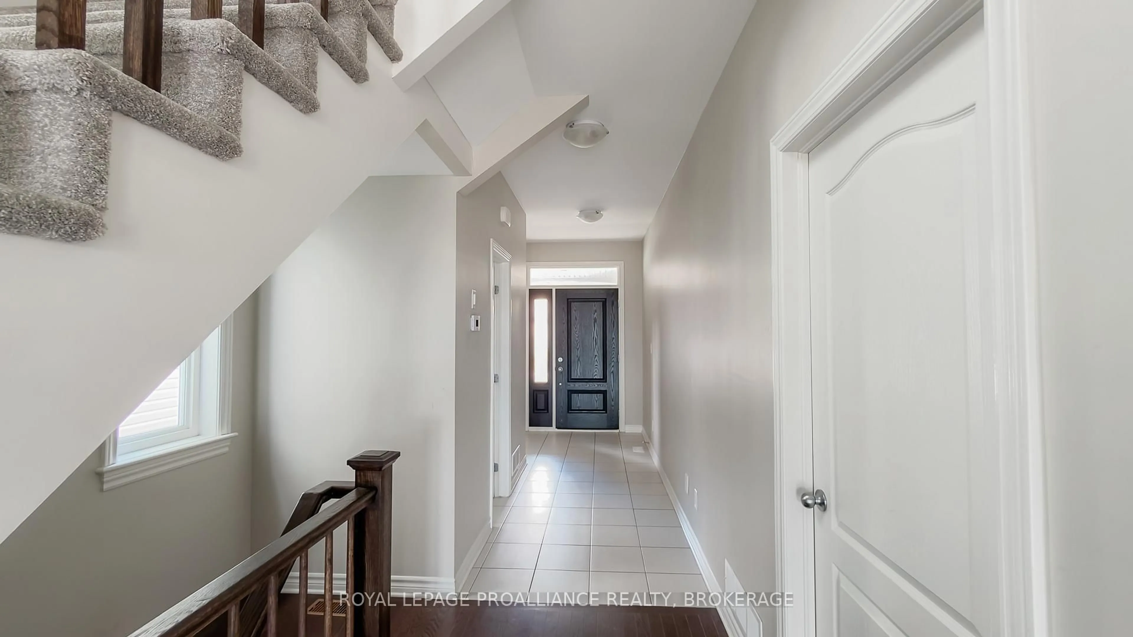 Indoor entryway for 1388 Monarch Dr, Kingston Ontario K7P 0S1