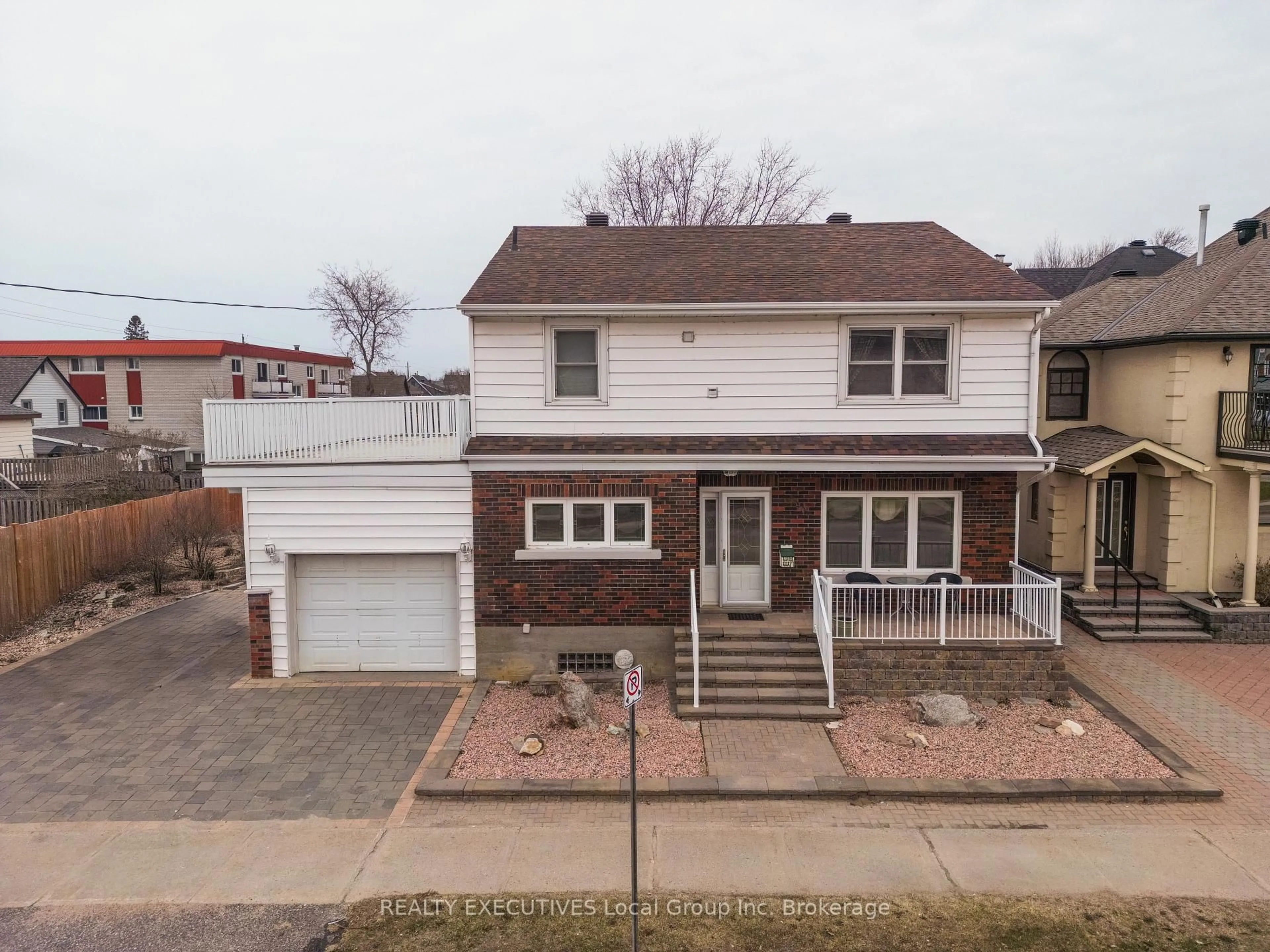 A pic from outside/outdoor area/front of a property/back of a property/a pic from drone, street for 390 MURRAY St, North Bay Ontario P1B 4G3