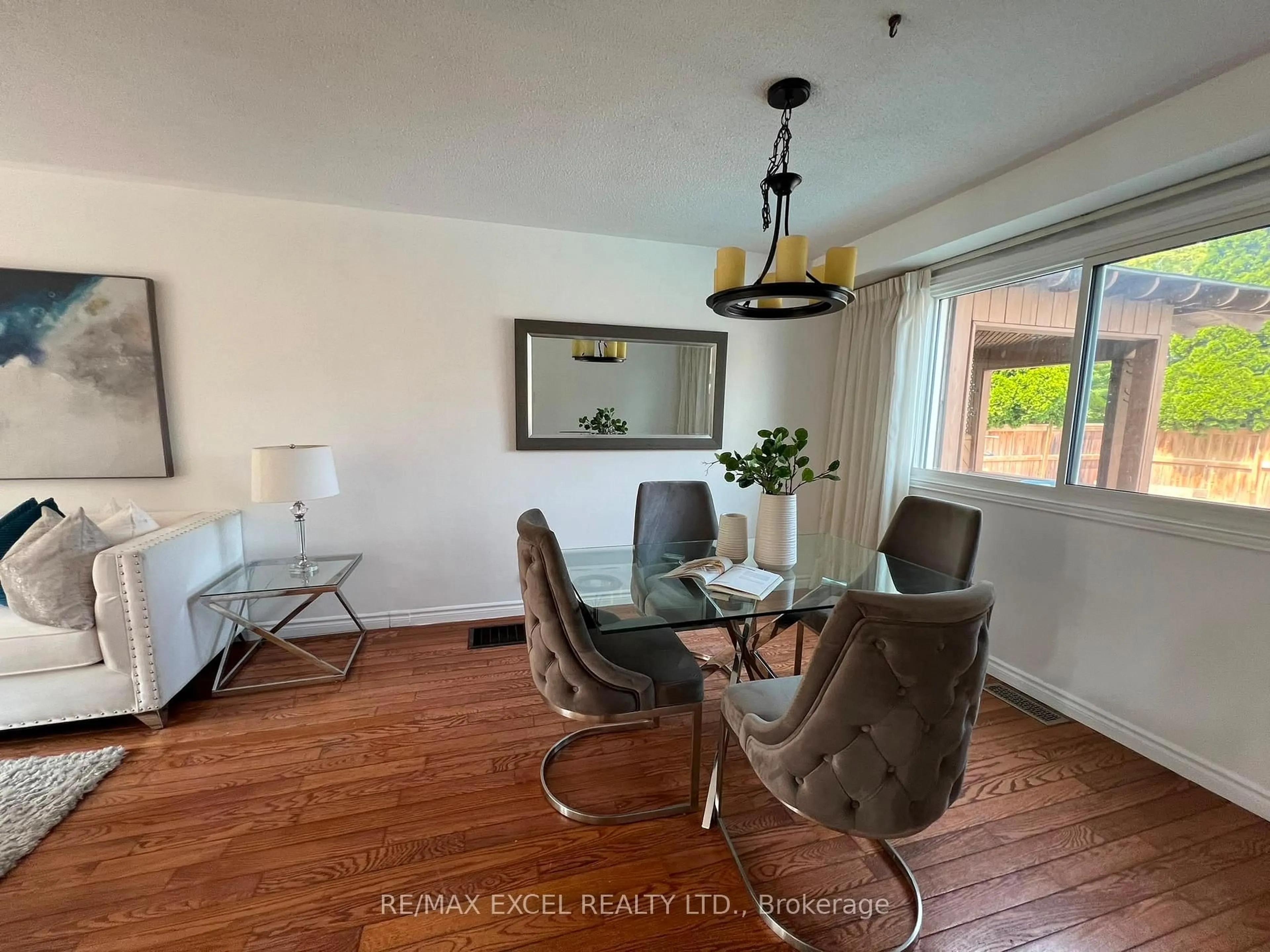 Dining room, wood/laminate floor for 218 Angeline St, Kawartha Lakes Ontario K9V 5E9