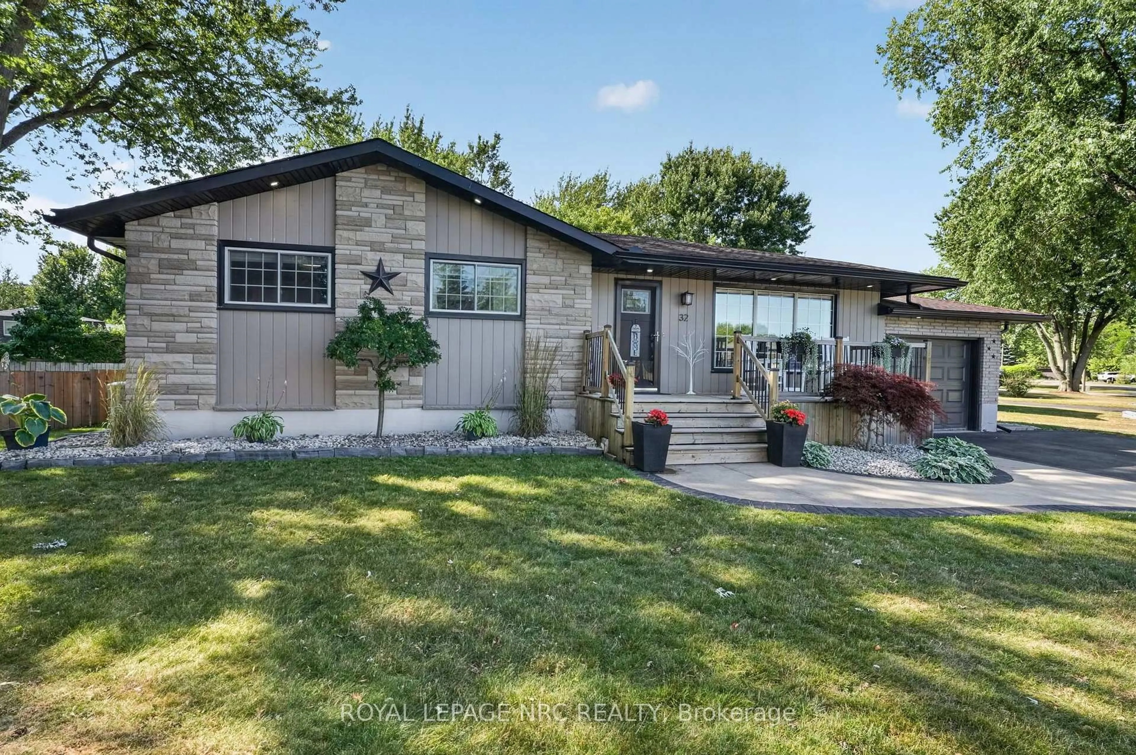 Home with vinyl exterior material, unknown for 32 St George Crt, Fort Erie Ontario L0S 1B0