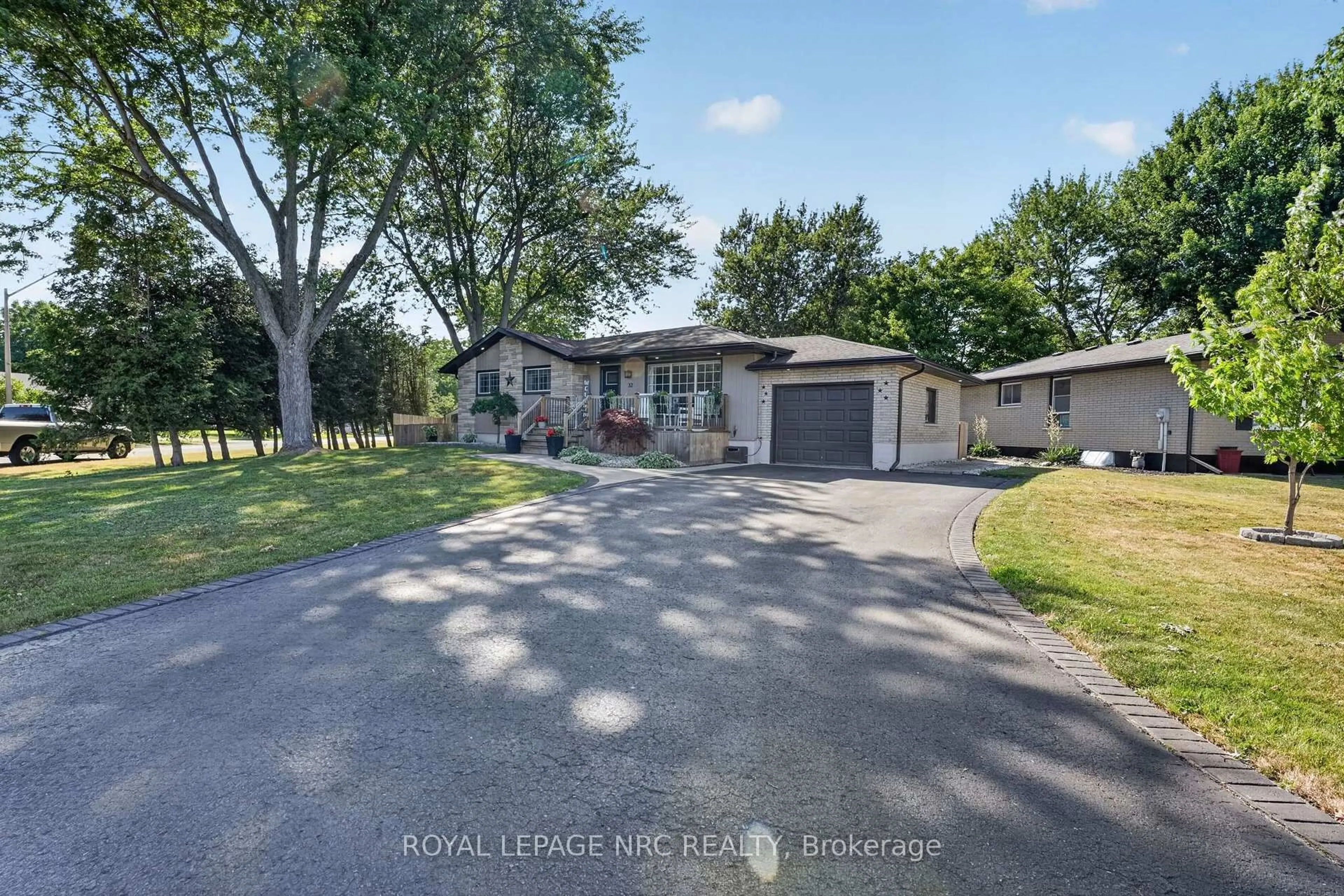 A pic from outside/outdoor area/front of a property/back of a property/a pic from drone, water/lake/river/ocean view for 32 St George Crt, Fort Erie Ontario L0S 1B0