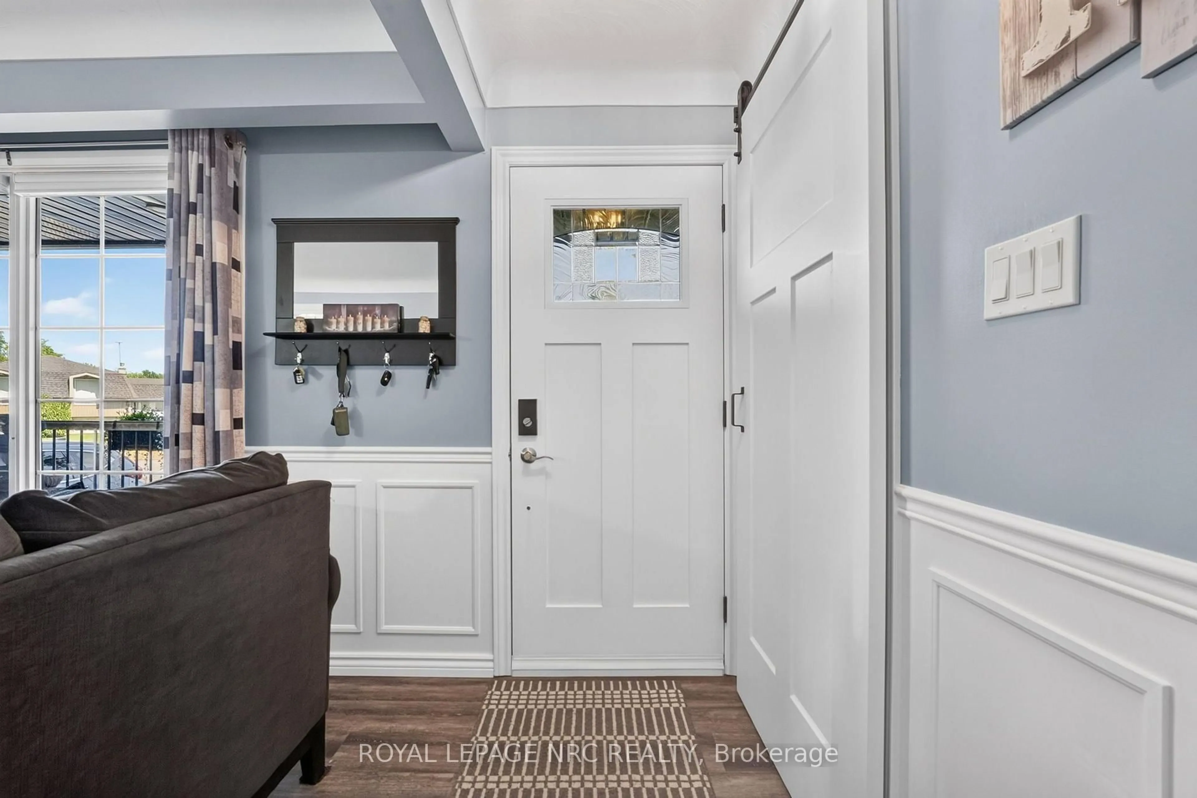 Indoor entryway for 32 St George Crt, Fort Erie Ontario L0S 1B0