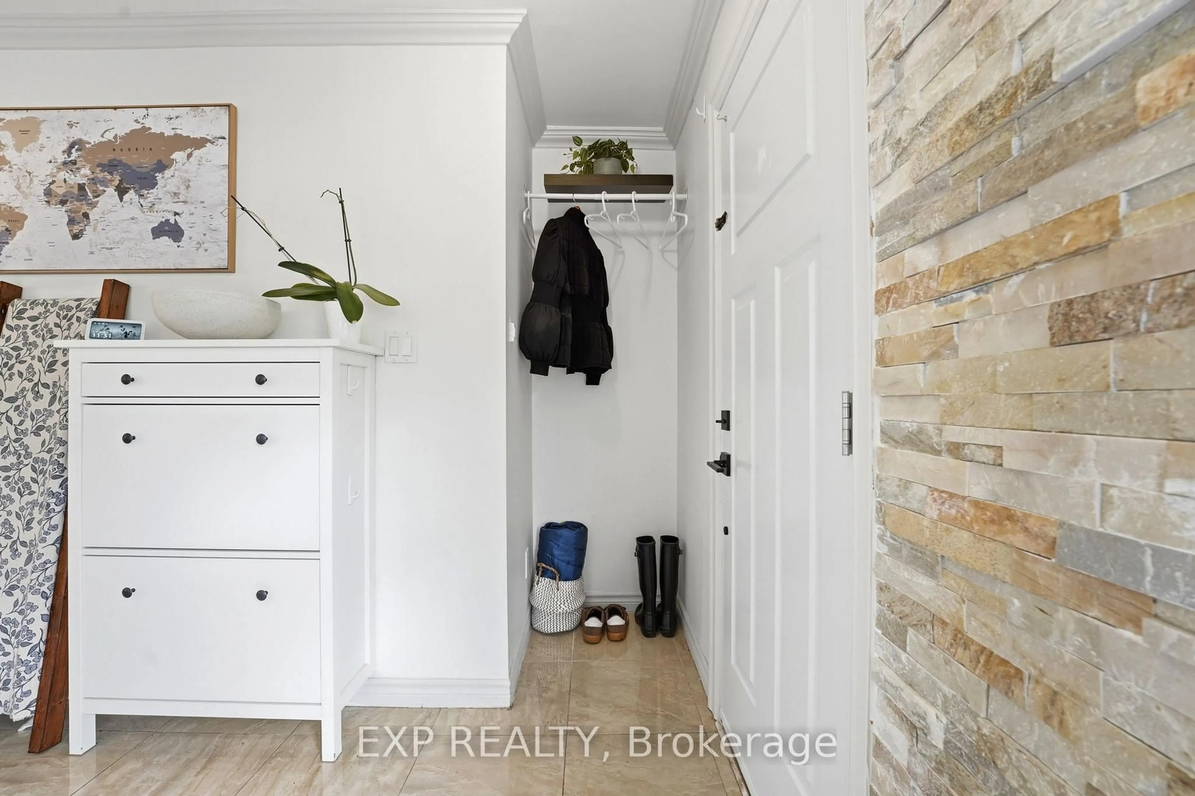 Indoor entryway for 748 WESTON Dr, Ottawa Ontario K1G 1W2