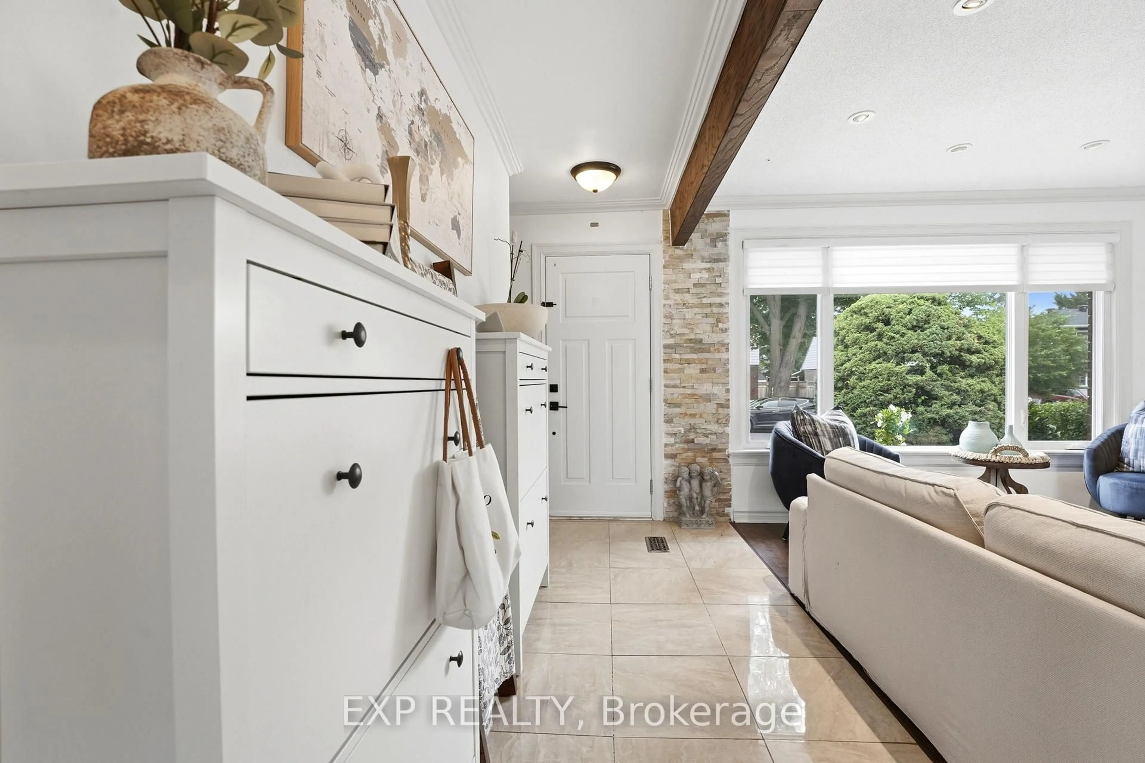 Indoor entryway for 748 WESTON Dr, Ottawa Ontario K1G 1W2