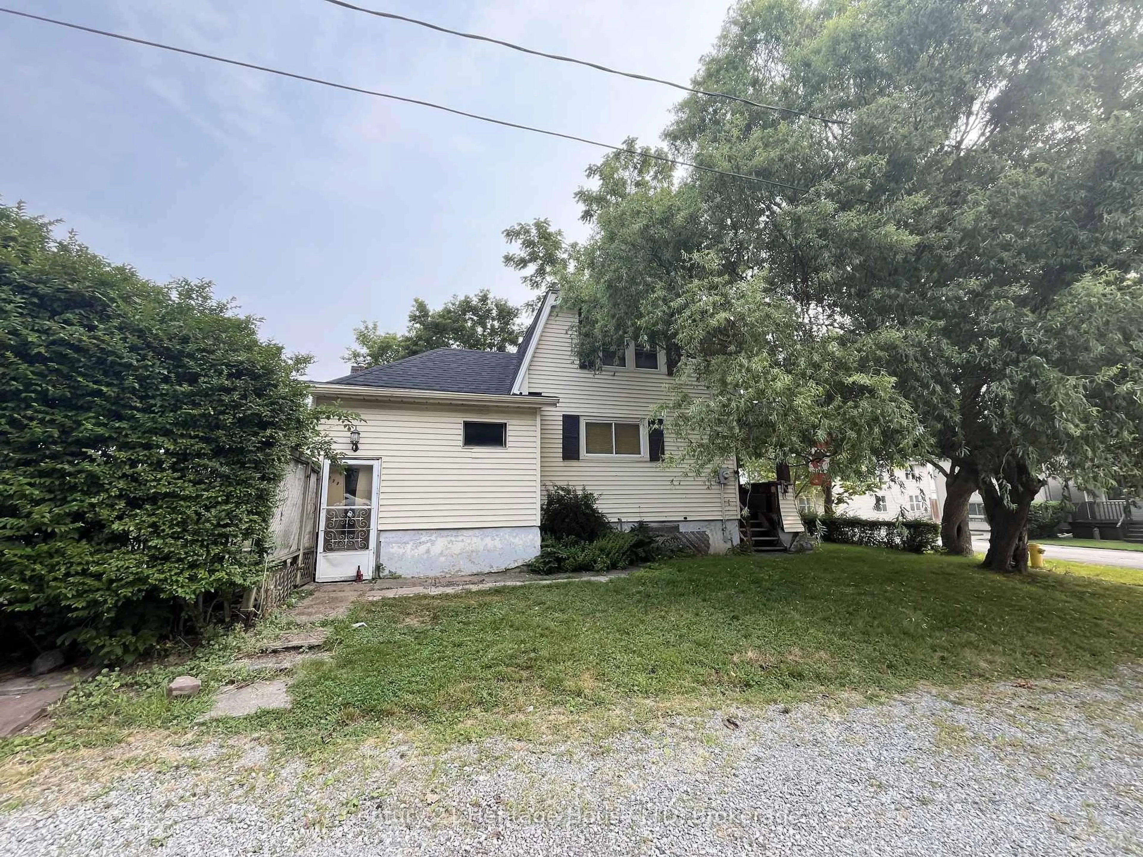 A pic from outside/outdoor area/front of a property/back of a property/a pic from drone, street for 119 Pilkington St, Thorold Ontario L2V 1B5