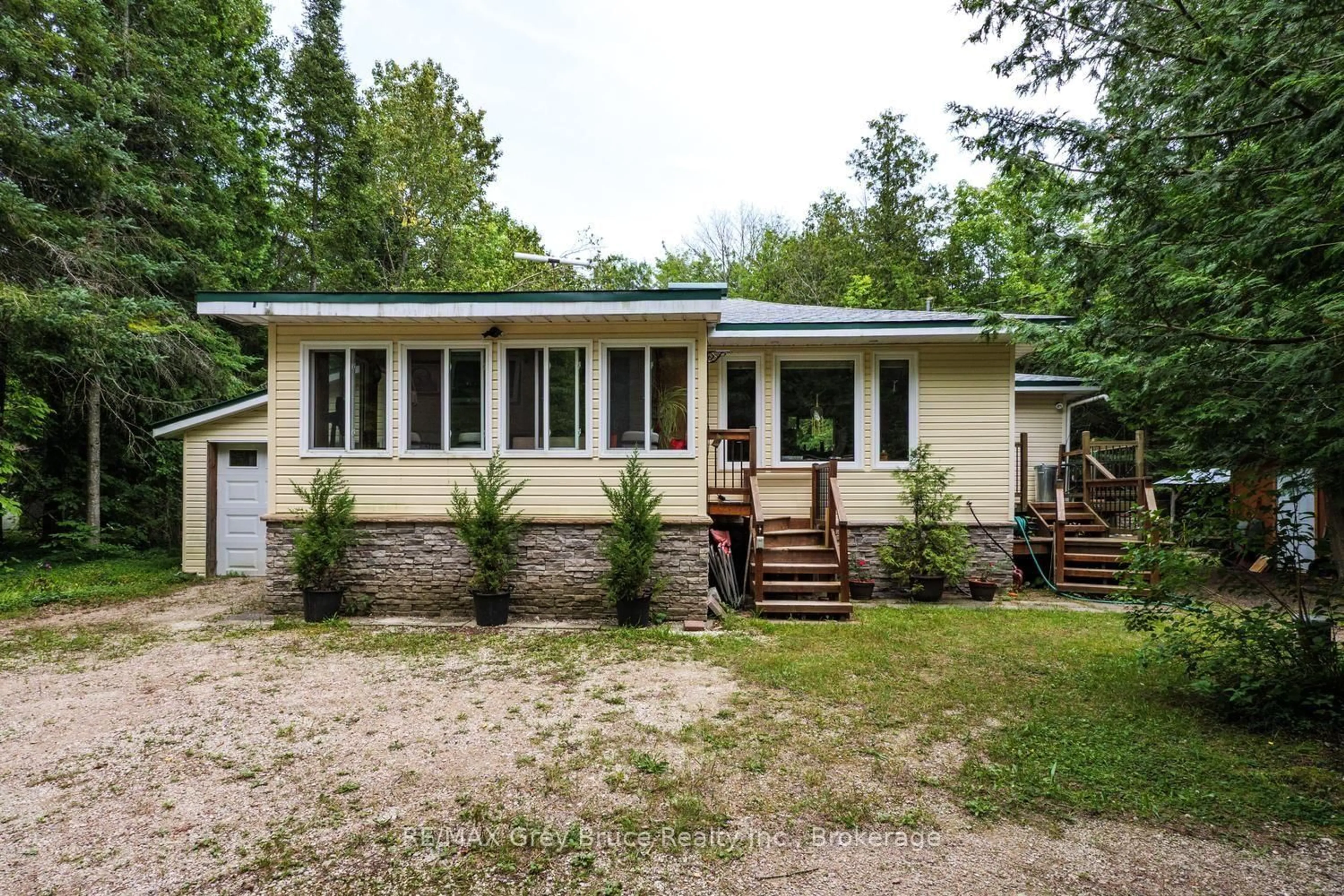 Home with vinyl exterior material, unknown for 496 Berford Lake Rd, South Bruce Peninsula Ontario N0H 2T0
