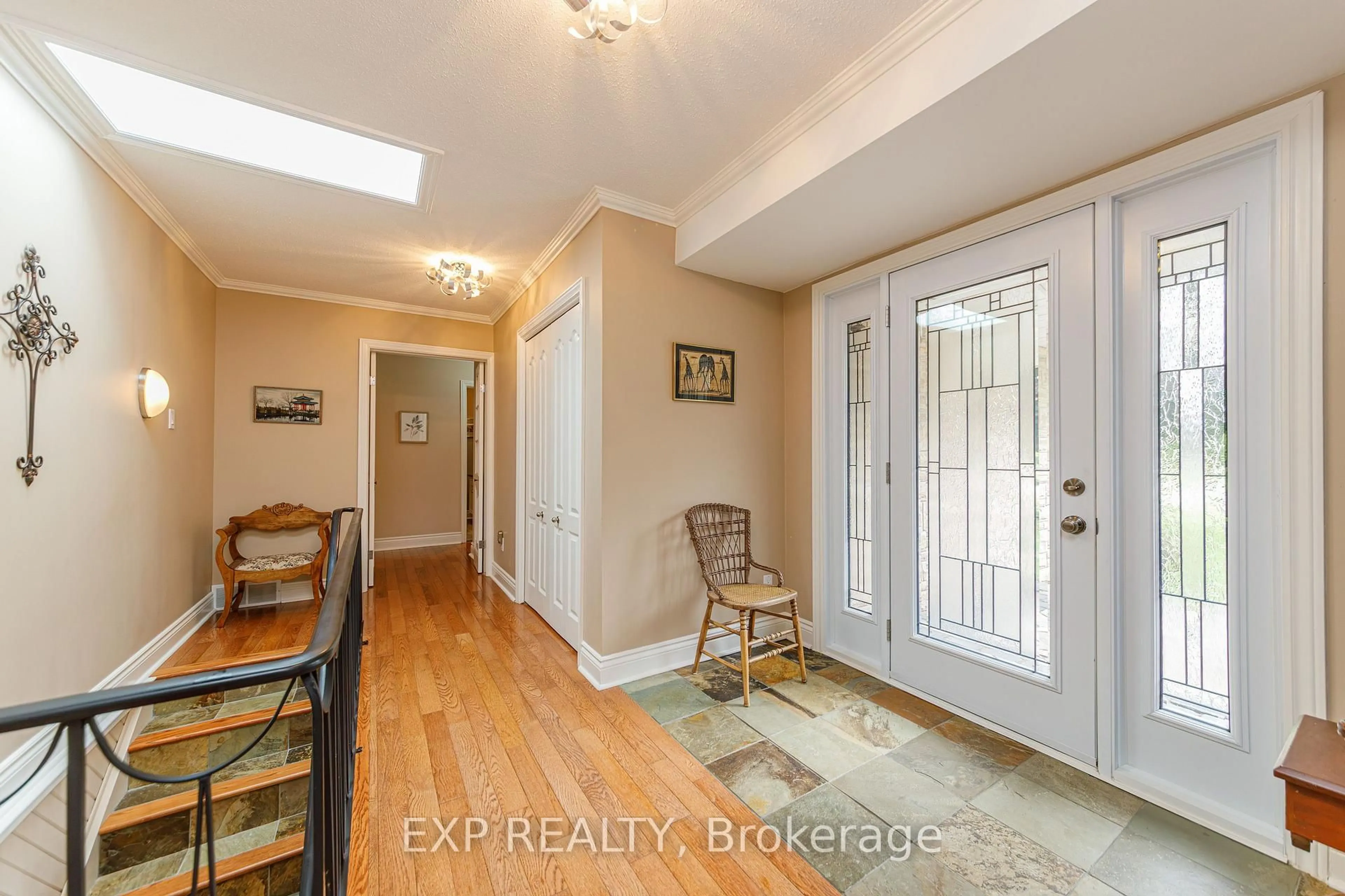 Indoor entryway for 1299 Fairway Dr, Manotick Ontario K4M 1B3