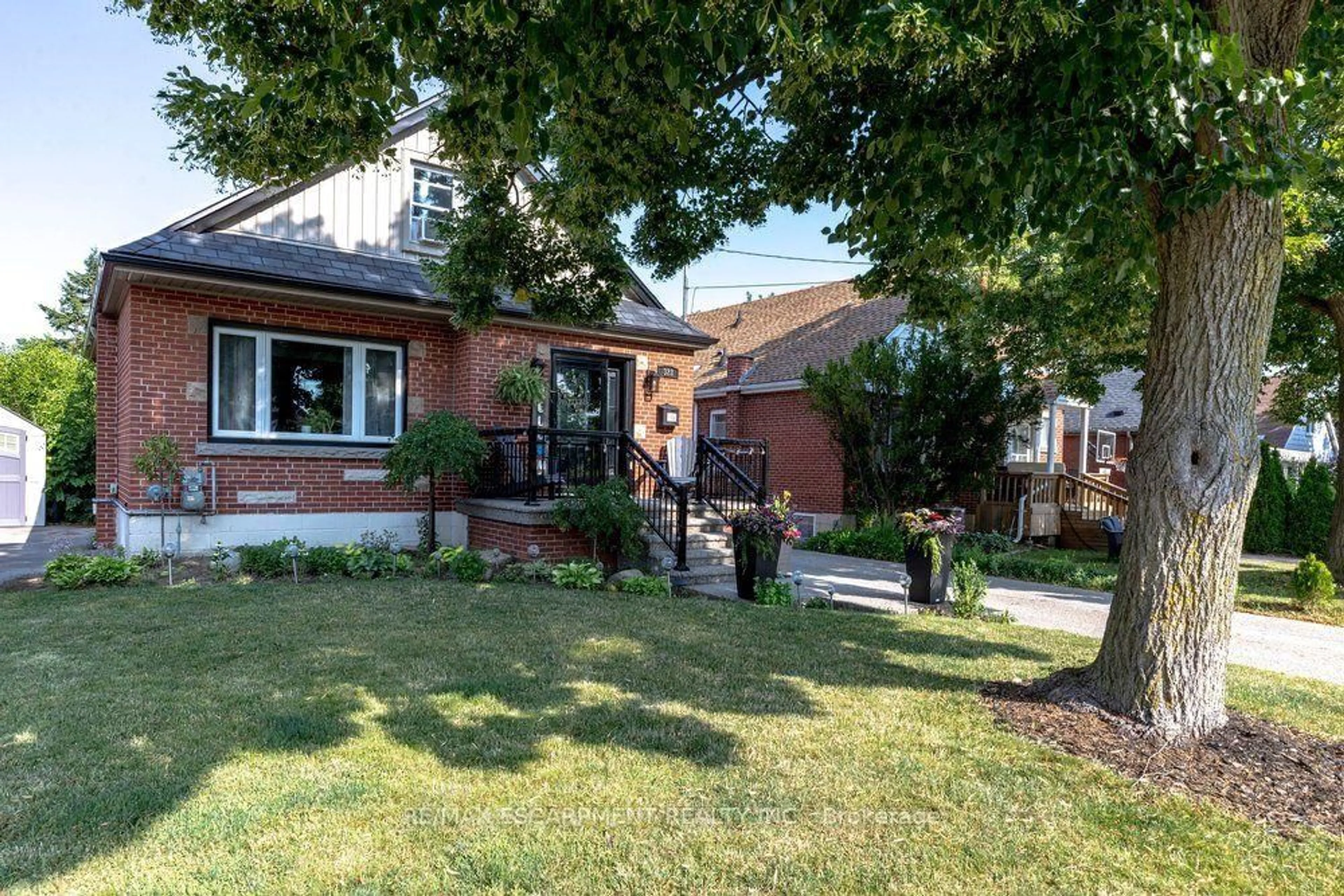 Home with brick exterior material, street for 328 East 19th St, Hamilton Ontario L9A 4S8