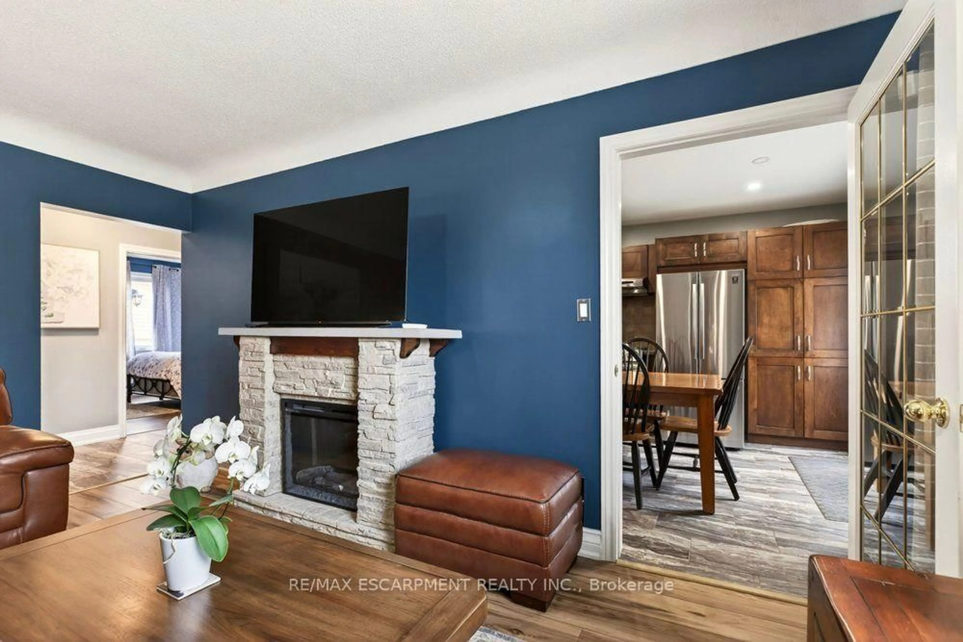 Living room with furniture, unknown for 328 East 19th St, Hamilton Ontario L9A 4S8