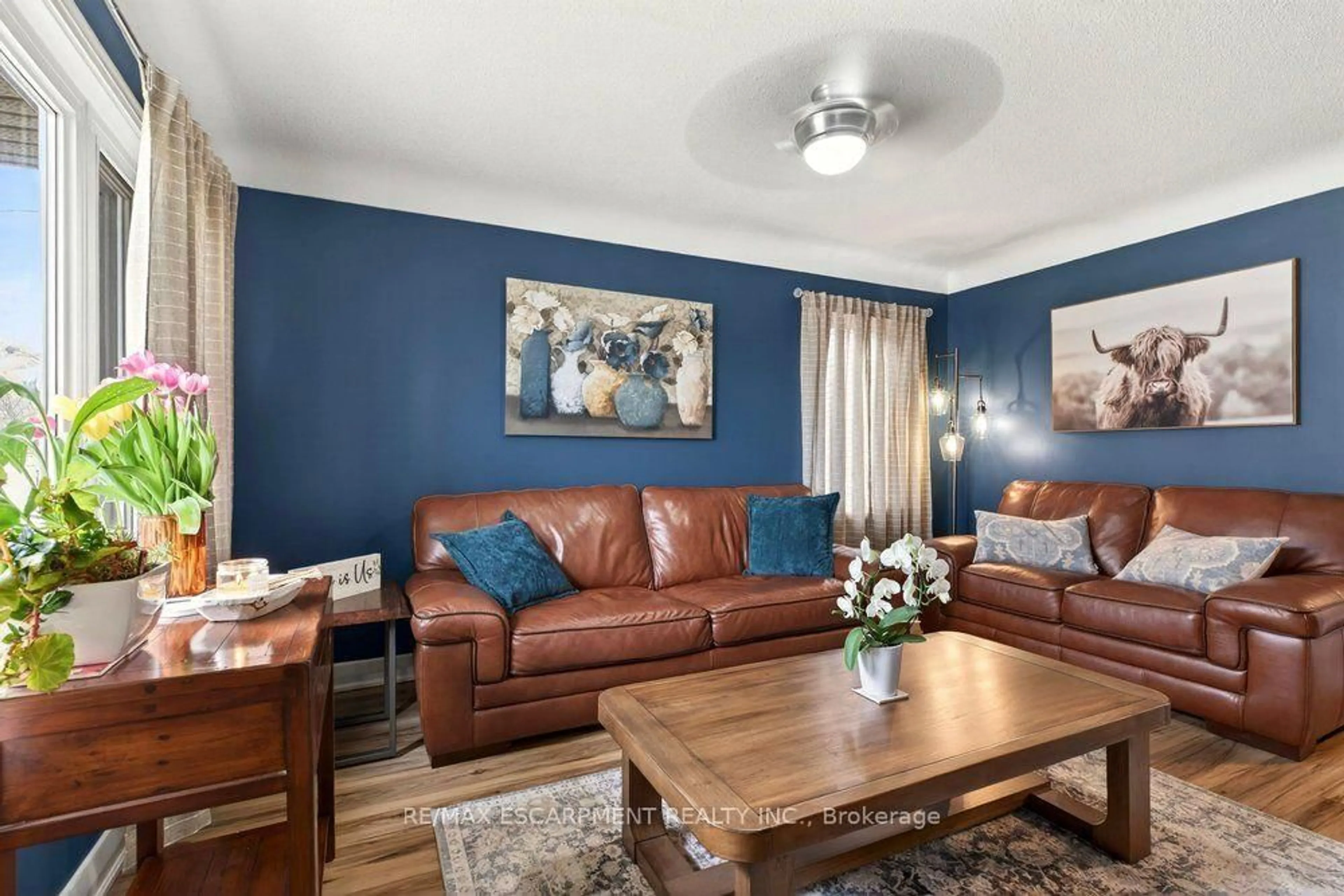 Living room with furniture, unknown for 328 East 19th St, Hamilton Ontario L9A 4S8
