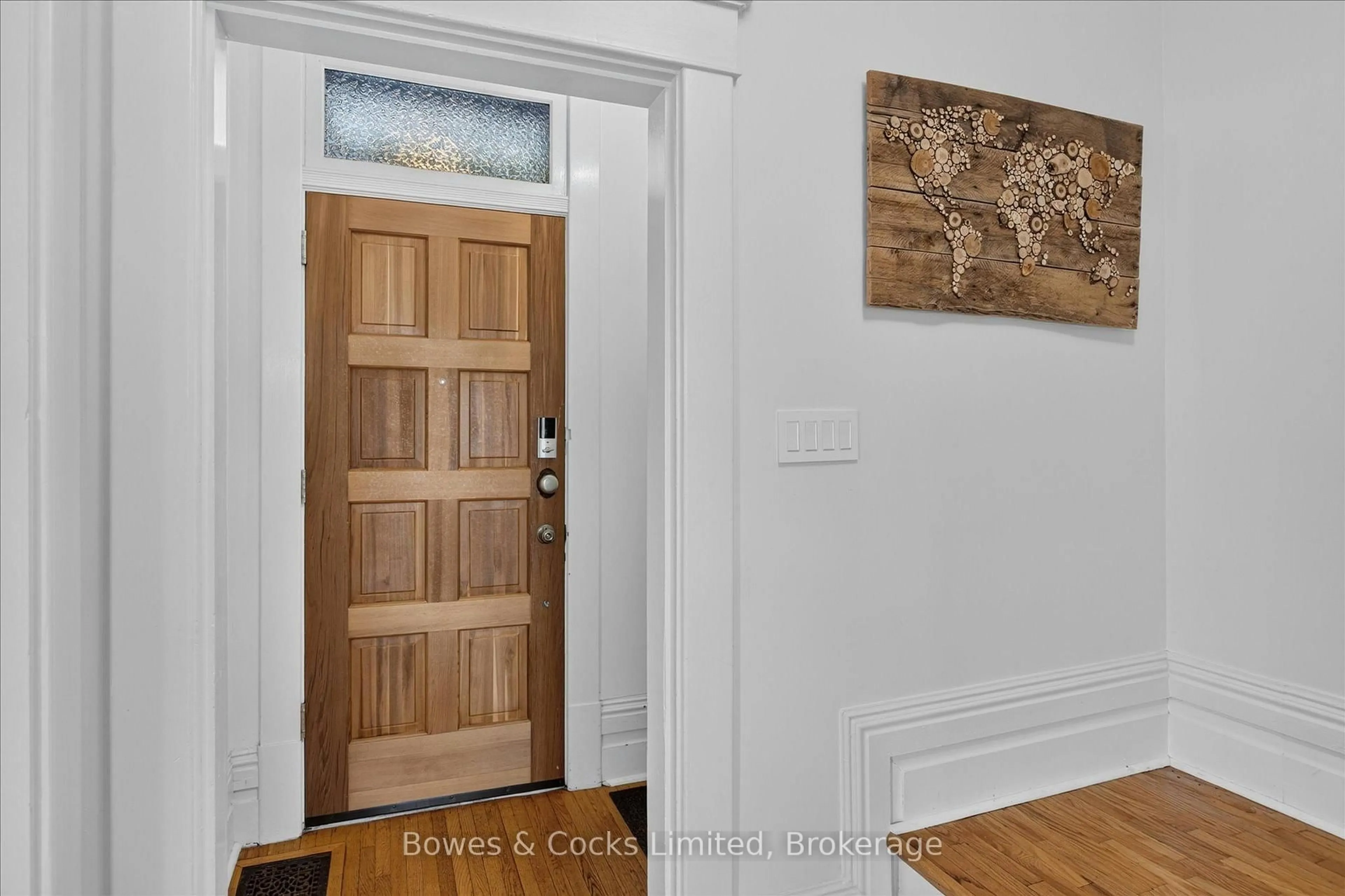 Indoor entryway for 251 Engleburn Ave, Peterborough Ontario K9J 7L4