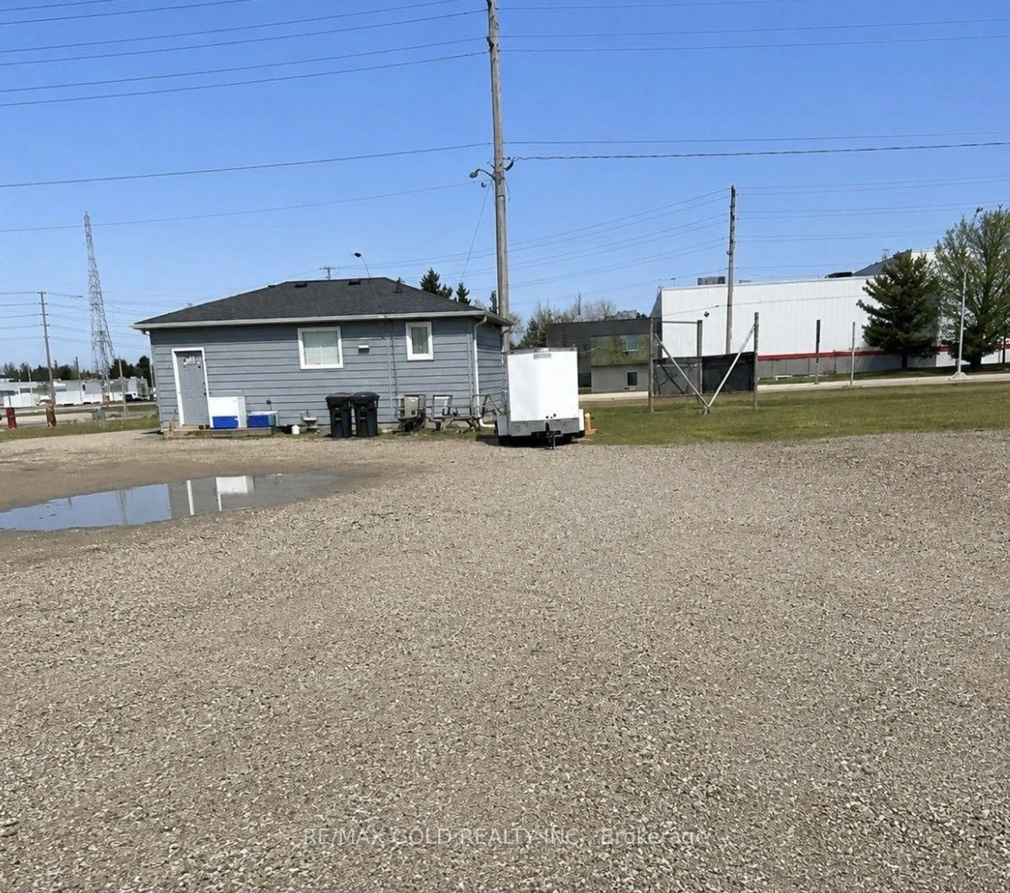 A pic from outside/outdoor area/front of a property/back of a property/a pic from drone, unknown for 455 South Edgeware Rd, St. Thomas Ontario N5P 4K6